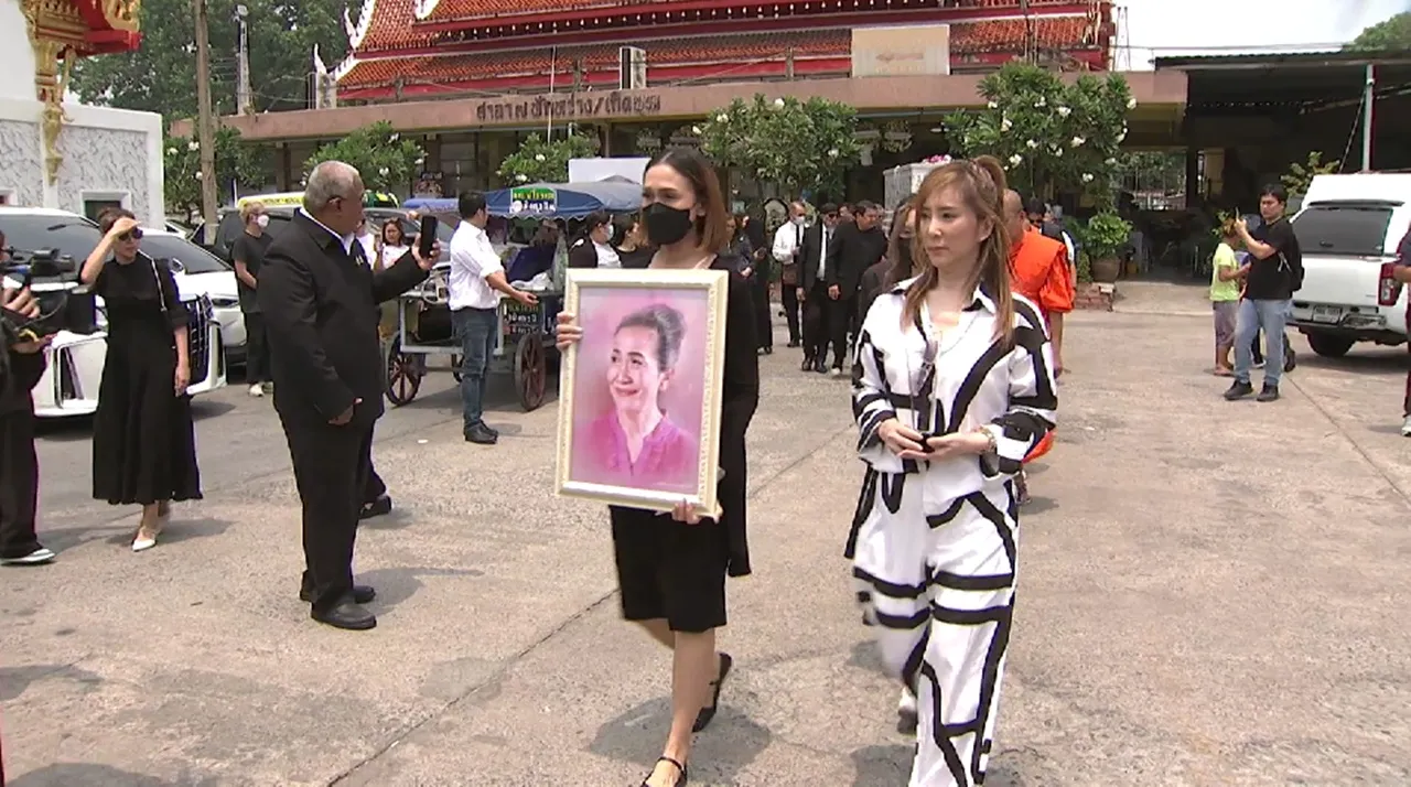 ต่าย สายธาร ส่ง แม่สีดา ครั้งสุดท้าย จัดงานวัดเดียวกับ อ๊อฟ อภิชาติ แม่ลูกคงได้เจอกัน