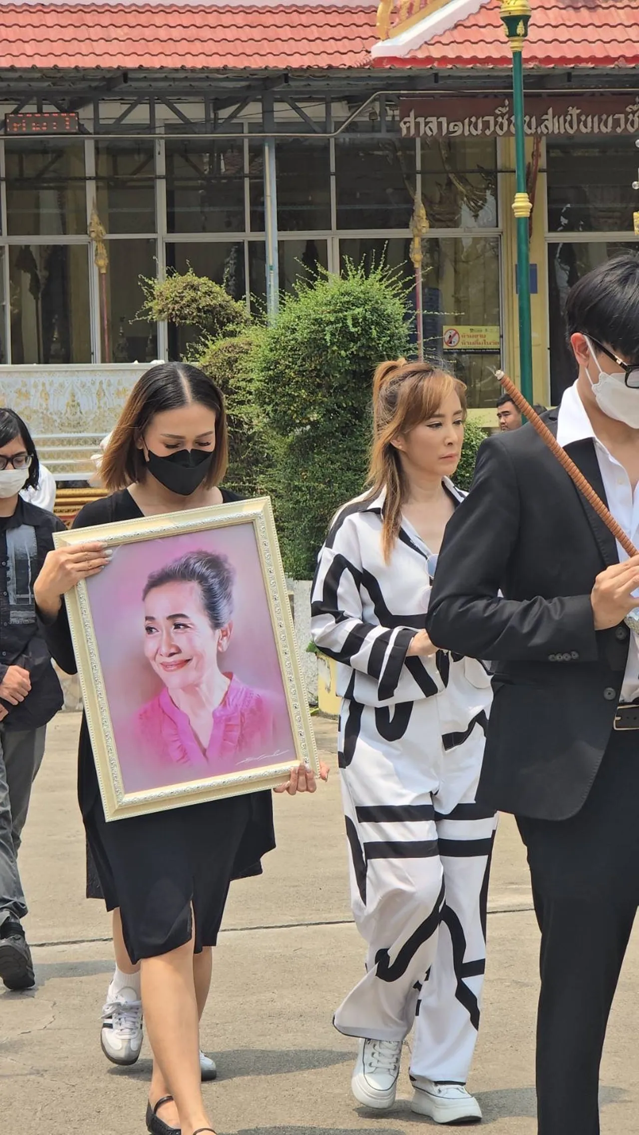 ต่าย สายธาร ส่ง แม่สีดา ครั้งสุดท้าย จัดงานวัดเดียวกับ อ๊อฟ อภิชาติ แม่ลูกคงได้เจอกัน