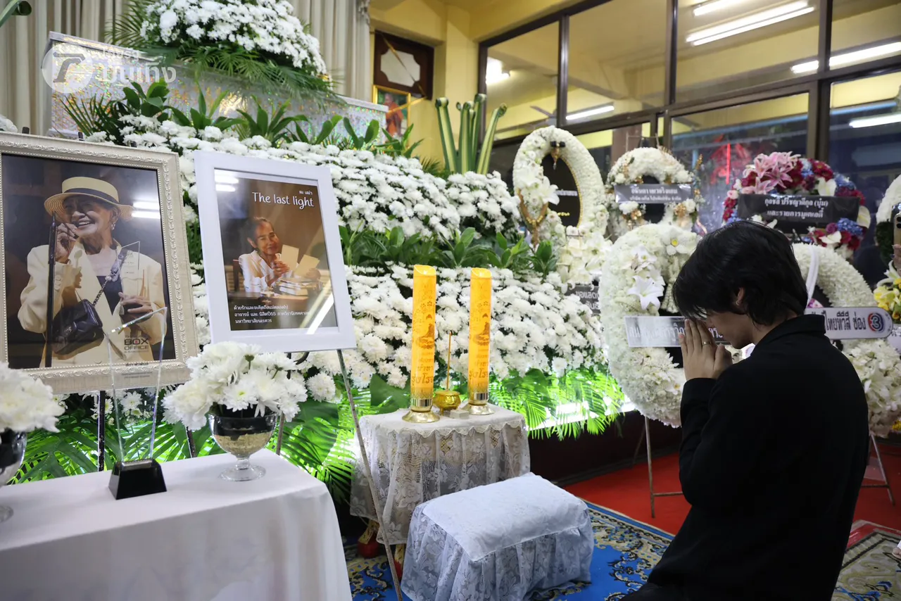 ประมวลภาพบรรยากาศงานศพแม่สีดา พัวพิมล คืนที่ 2 สุดเศร้า อิงฟ้า-เจฟ มาร่วมอาลัย