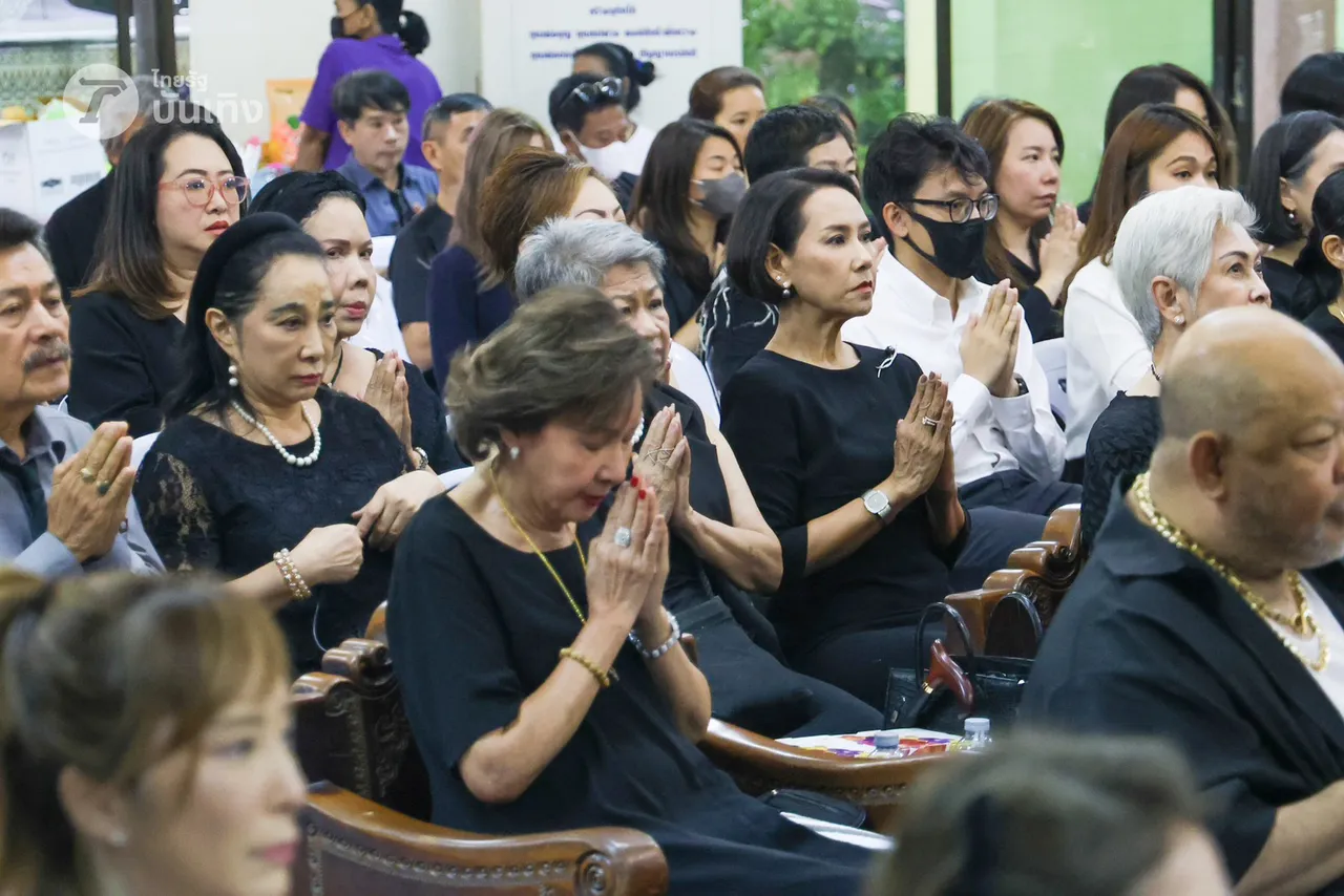 ประมวลภาพบรรยากาศงานศพแม่สีดา พัวพิมล คืนที่ 2 สุดเศร้า อิงฟ้า-เจฟ มาร่วมอาลัย