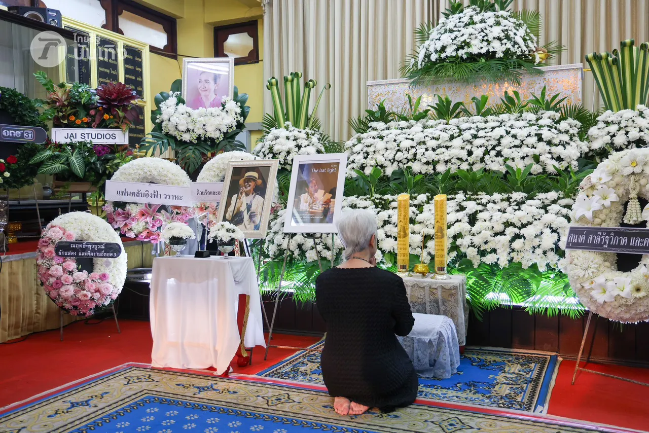 ประมวลภาพบรรยากาศงานศพแม่สีดา พัวพิมล คืนที่ 2 สุดเศร้า อิงฟ้า-เจฟ มาร่วมอาลัย