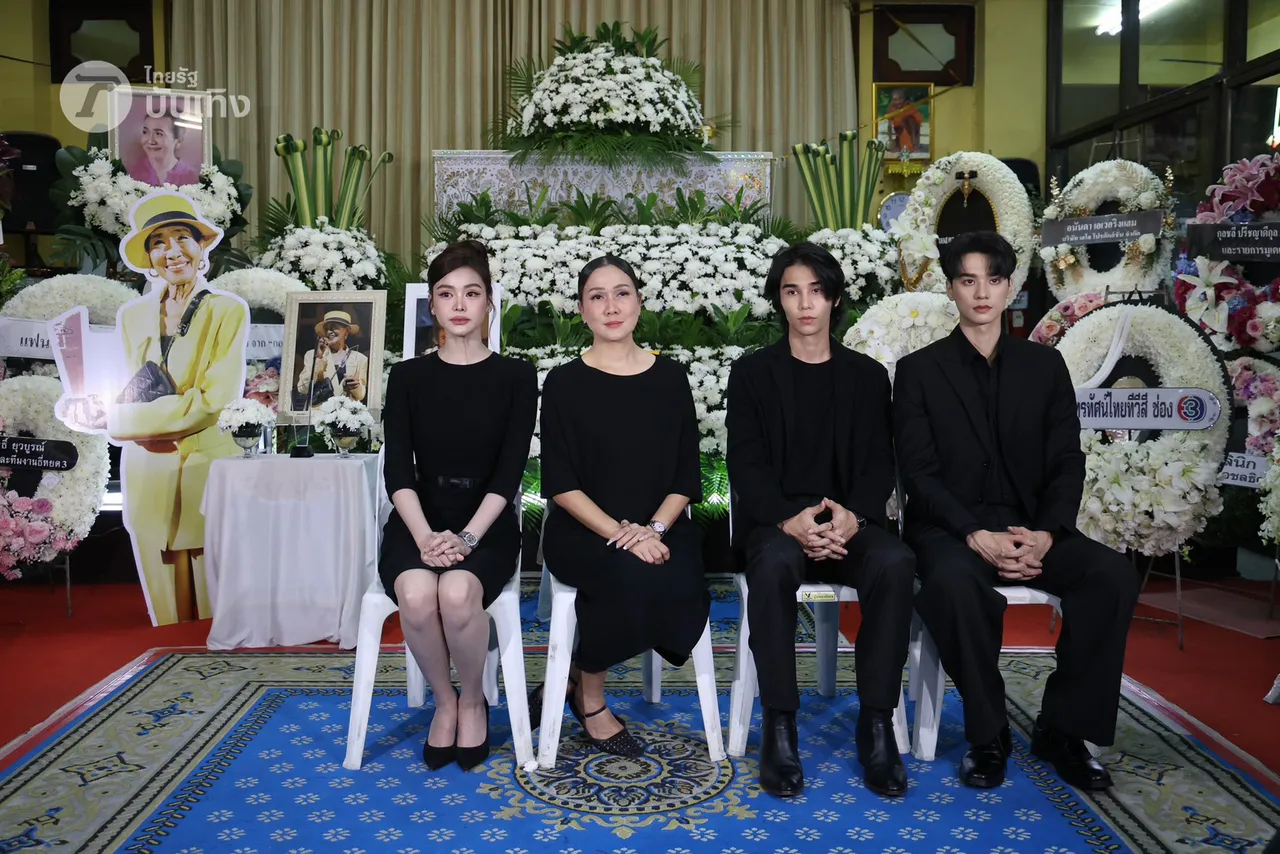 ประมวลภาพบรรยากาศงานศพแม่สีดา พัวพิมล คืนที่ 2 สุดเศร้า อิงฟ้า-เจฟ มาร่วมอาลัย