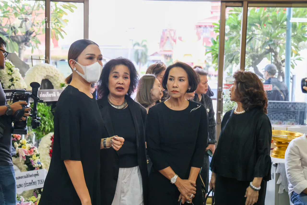ประมวลภาพบรรยากาศงานศพแม่สีดา พัวพิมล คืนที่ 2 สุดเศร้า อิงฟ้า-เจฟ มาร่วมอาลัย