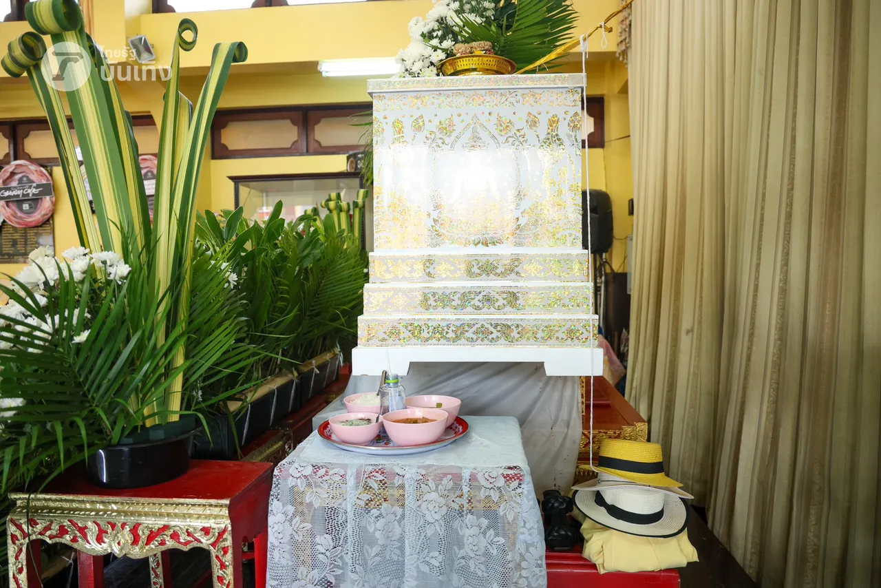 ลูกสาวแม่สีดา นำรางวัล-เสื้อผ้า-รองเท้า ตั้งที่ฐานโลงศพ เตรียมเผาให้ตามเจตนารมณ์