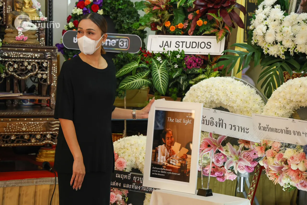 ลูกสาวแม่สีดา นำรางวัล-เสื้อผ้า-รองเท้า ตั้งที่ฐานโลงศพ เตรียมเผาให้ตามเจตนารมณ์