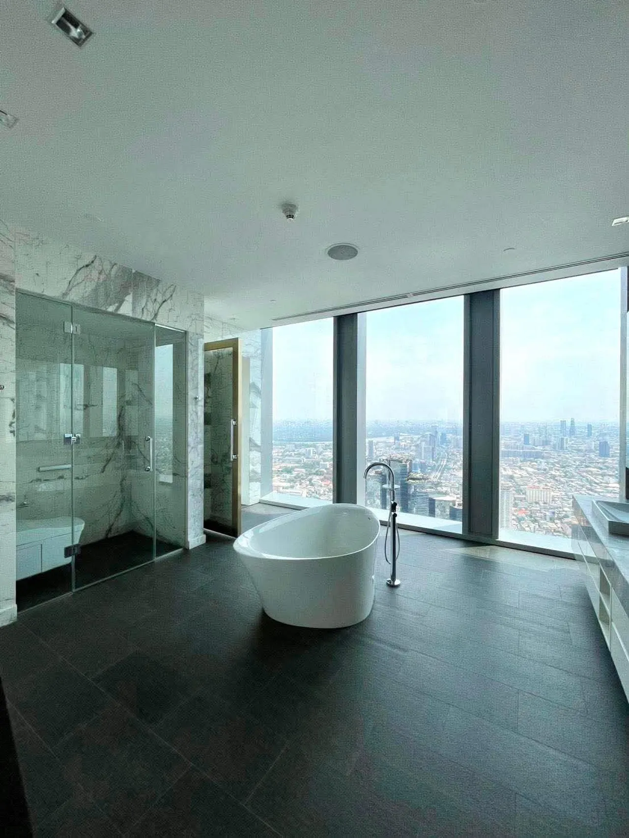 ฮือฮา! เพนต์เฮาส์ในตำนาน ดิว อริสรา ถูกประกาศปล่อยเช่าเดือนละ 2 ล้านบาท