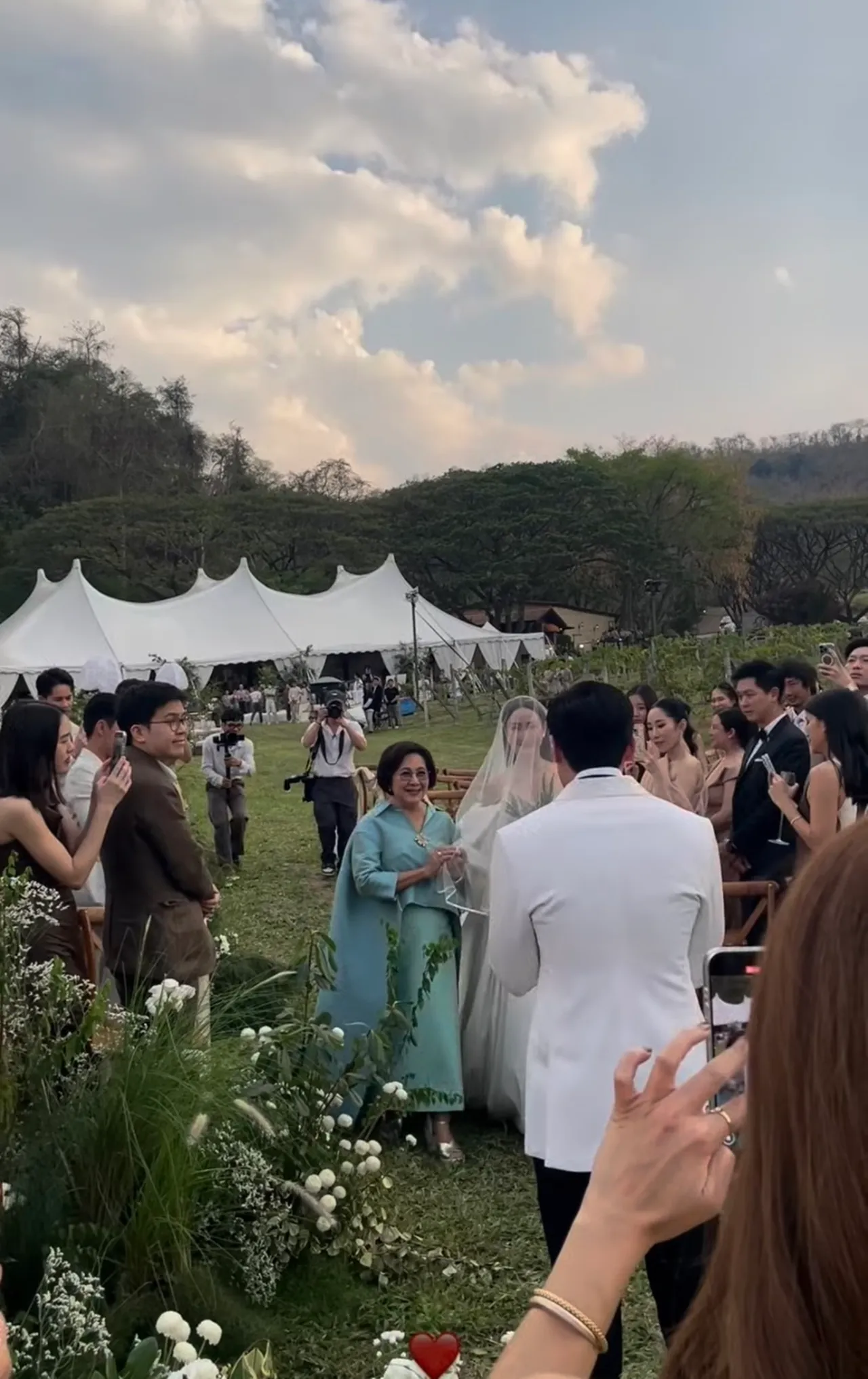 เปิดภาพ แต้ว - ไฮโซณัย จัดฉลองแต่งงานท่ามกลางไร่องุ่นในบรรยากาศโรแมนติก