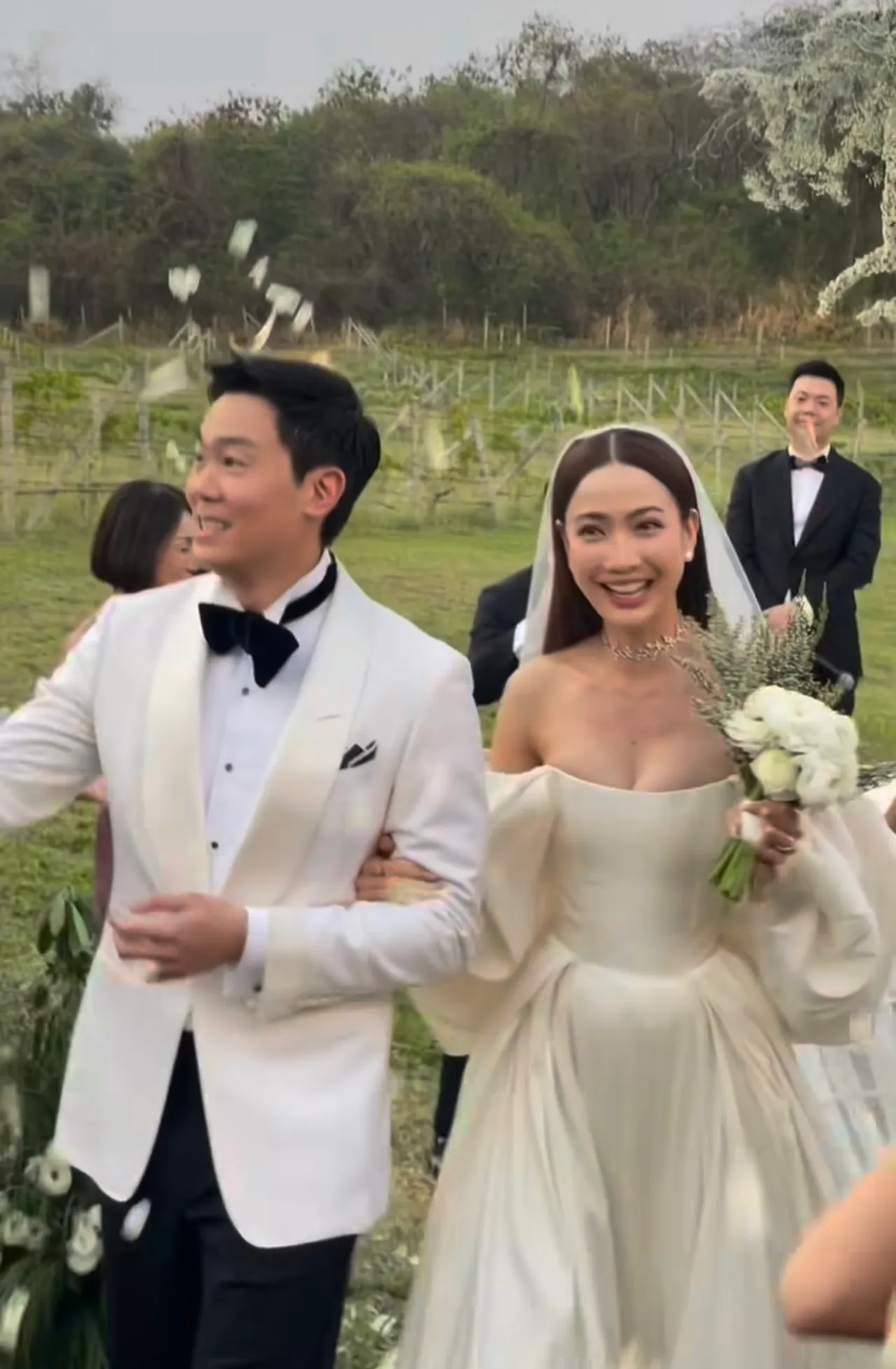 เปิดภาพ แต้ว - ไฮโซณัย จัดฉลองแต่งงานท่ามกลางไร่องุ่นในบรรยากาศโรแมนติก
