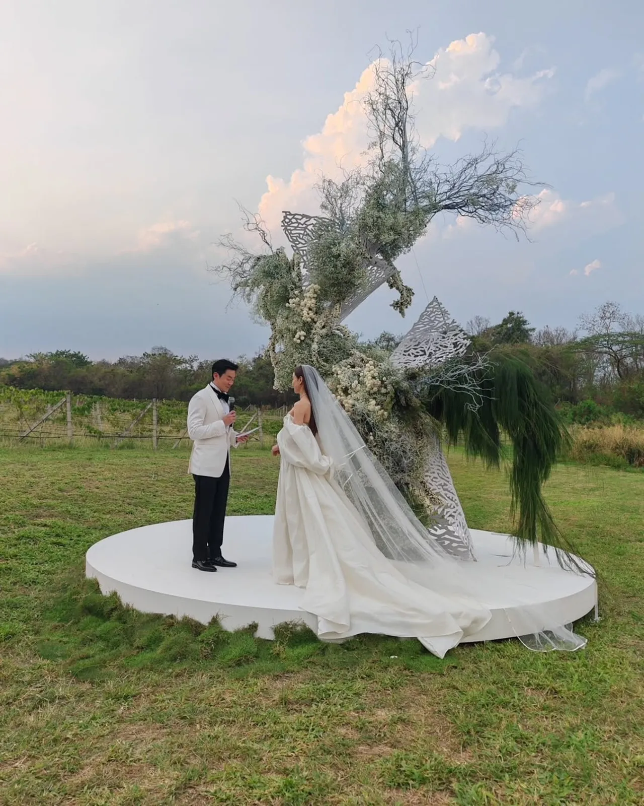 เปิดภาพ แต้ว - ไฮโซณัย จัดฉลองแต่งงานท่ามกลางไร่องุ่นในบรรยากาศโรแมนติก