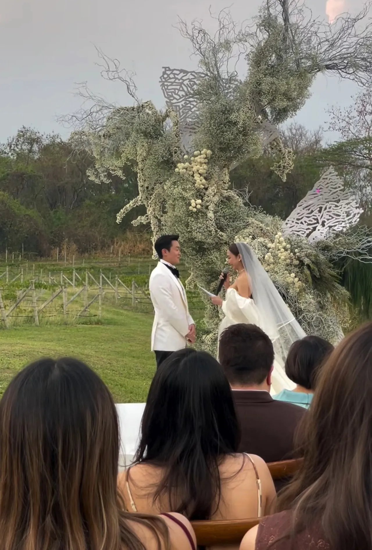 เปิดภาพ แต้ว - ไฮโซณัย จัดฉลองแต่งงานท่ามกลางไร่องุ่นในบรรยากาศโรแมนติก