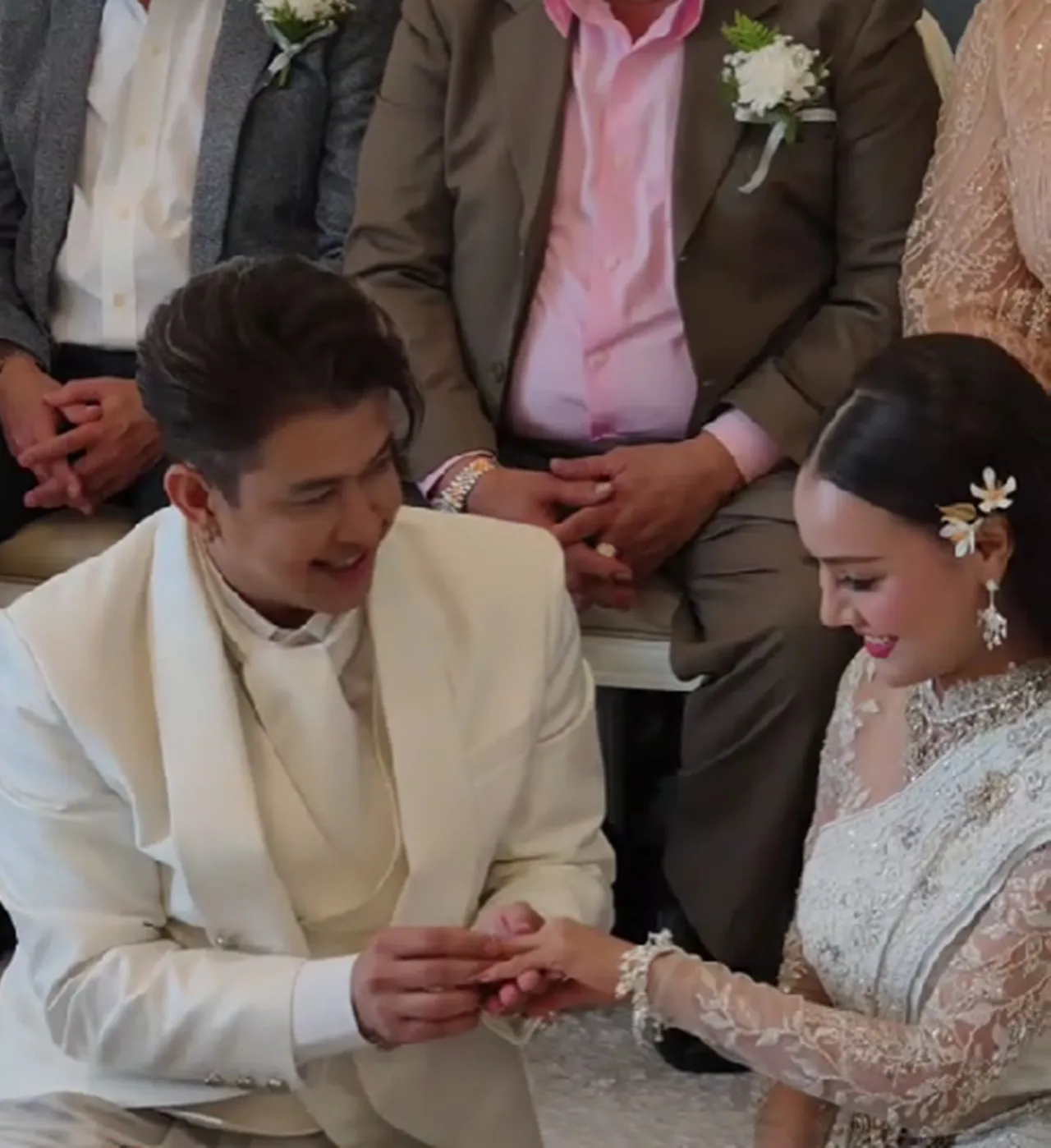 เปิดภาพงานแต่ง แจ๊ค ธนพล ควง เอม รมิดา เข้าวิวาห์ เจ้าสาวสวยออร่ามาก