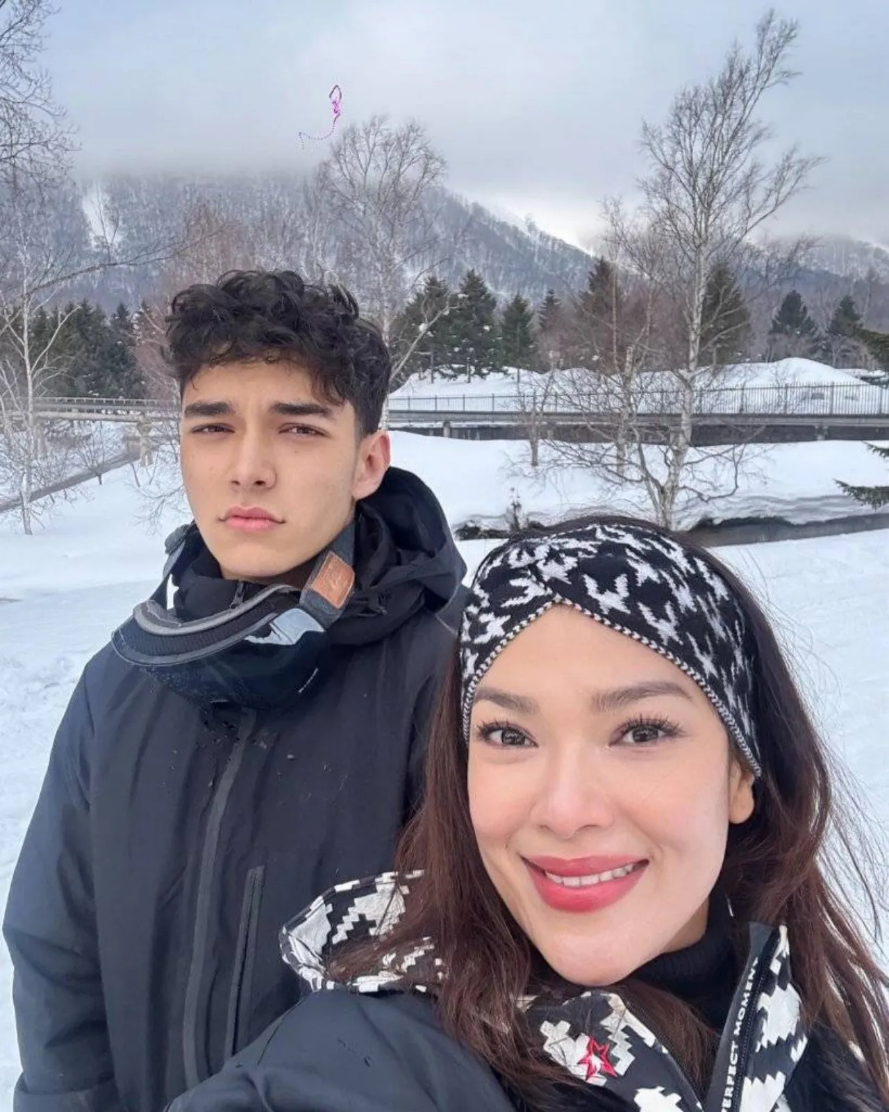 ฮาน่า-ฮิวโก้ พาลูกเที่ยวเมืองนอก คนแห่โฟกัสที่ น้องฮาร์เปอร์ สูงหล่อแซงพ่อแล้ว