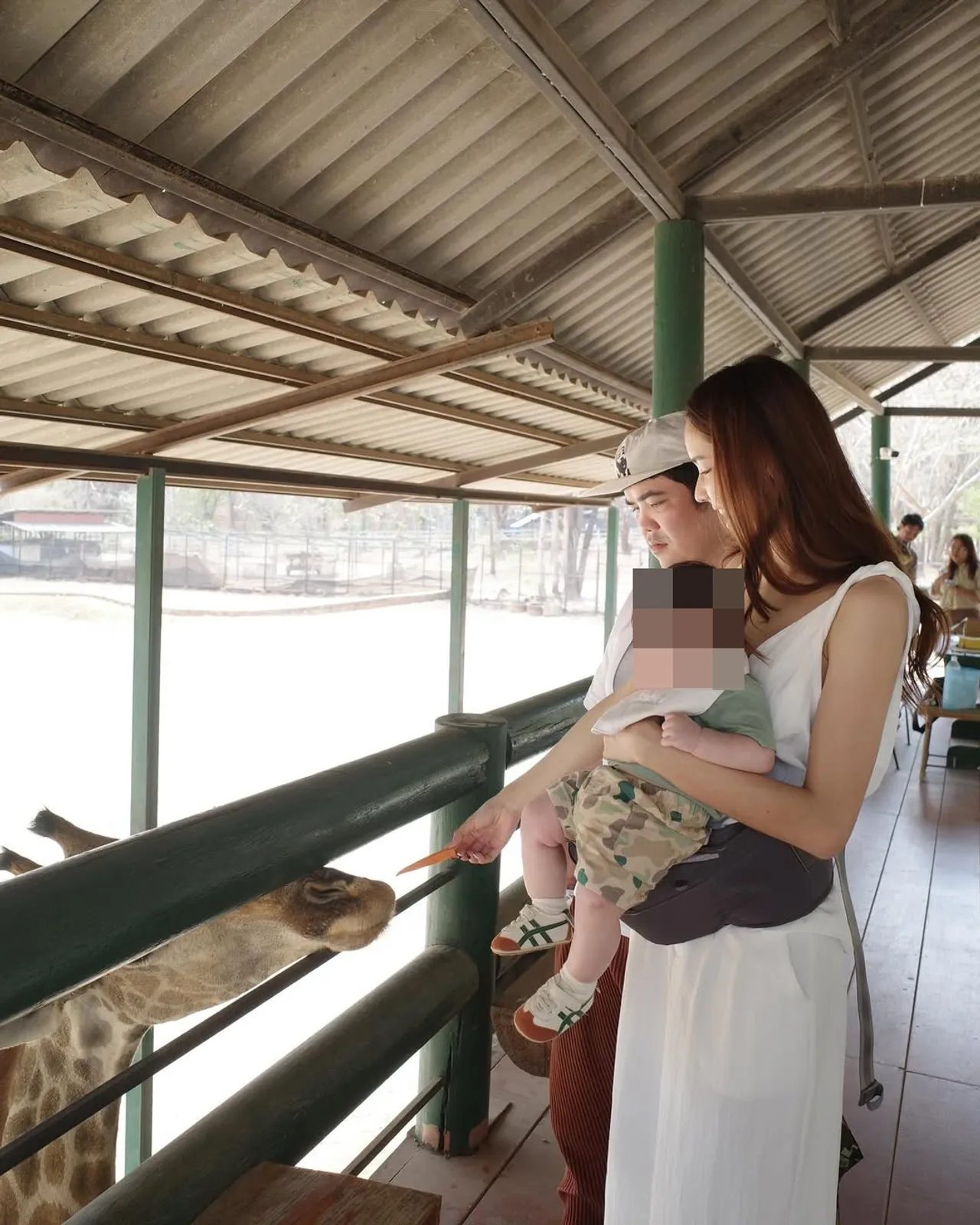 แจ็ค แฟนฉัน ถูกชาวเน็ตวิจารณ์ พาลูกเมียเที่ยวสวนสัตว์แต่เดินคุยโทรศัพท์