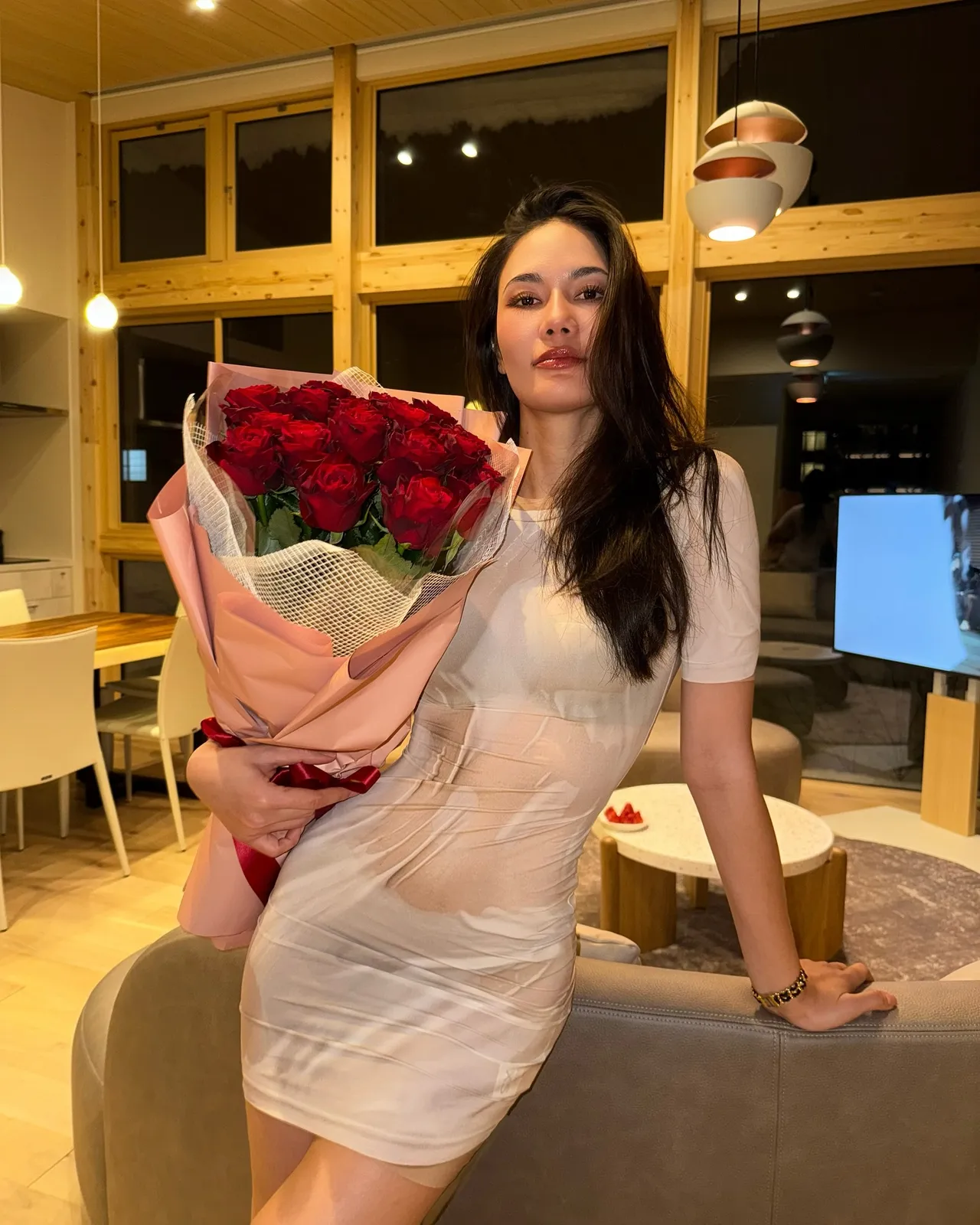 เอ๊ะยังไง! น้ำตาล ชลิตา เปิดตัวหนุ่มหรือเปล่า? หลังมีภาพคู่รับวาเลนไทน์