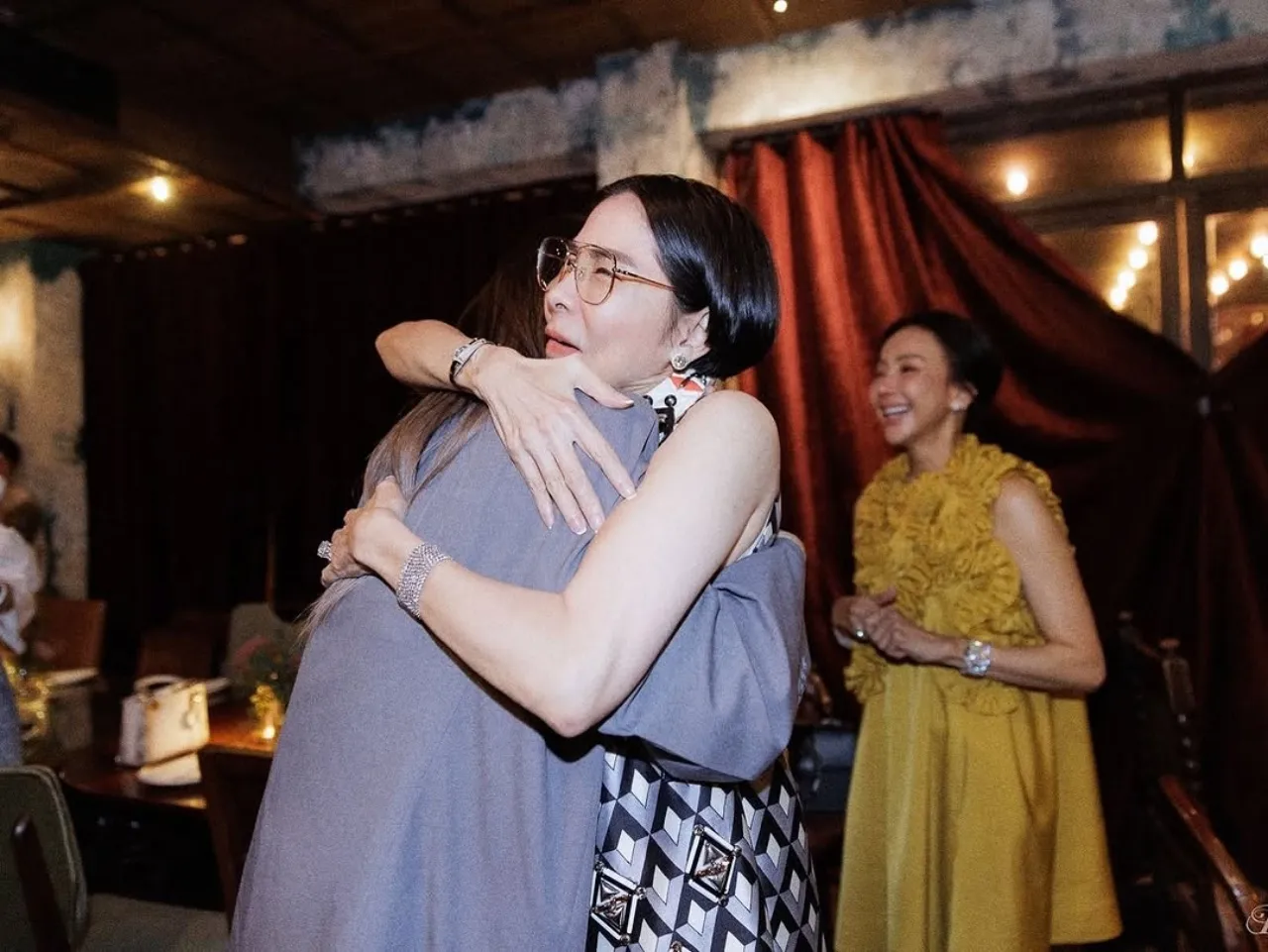 น้ำตาท่วมงาน นัท มีเรีย เจอเพื่อนทำเซอร์ไพรส์ ไม่คิดว่าจะมีคนรักมากขนาดนี้