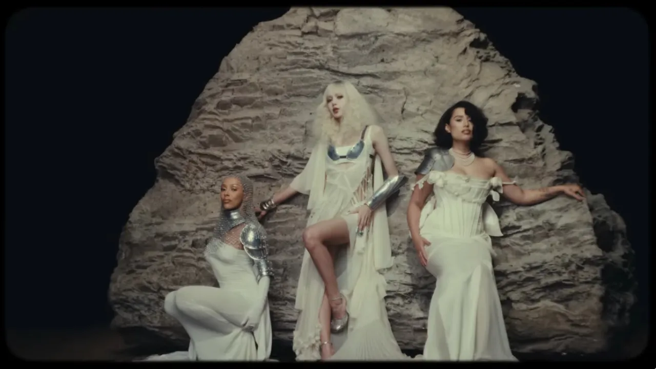 สวยแซ่บสะกดทุกสายตา ลิซ่า ปล่อยเพลงใหม่ "BORN AGAIN" ประกบ Doja Cat - RAYE