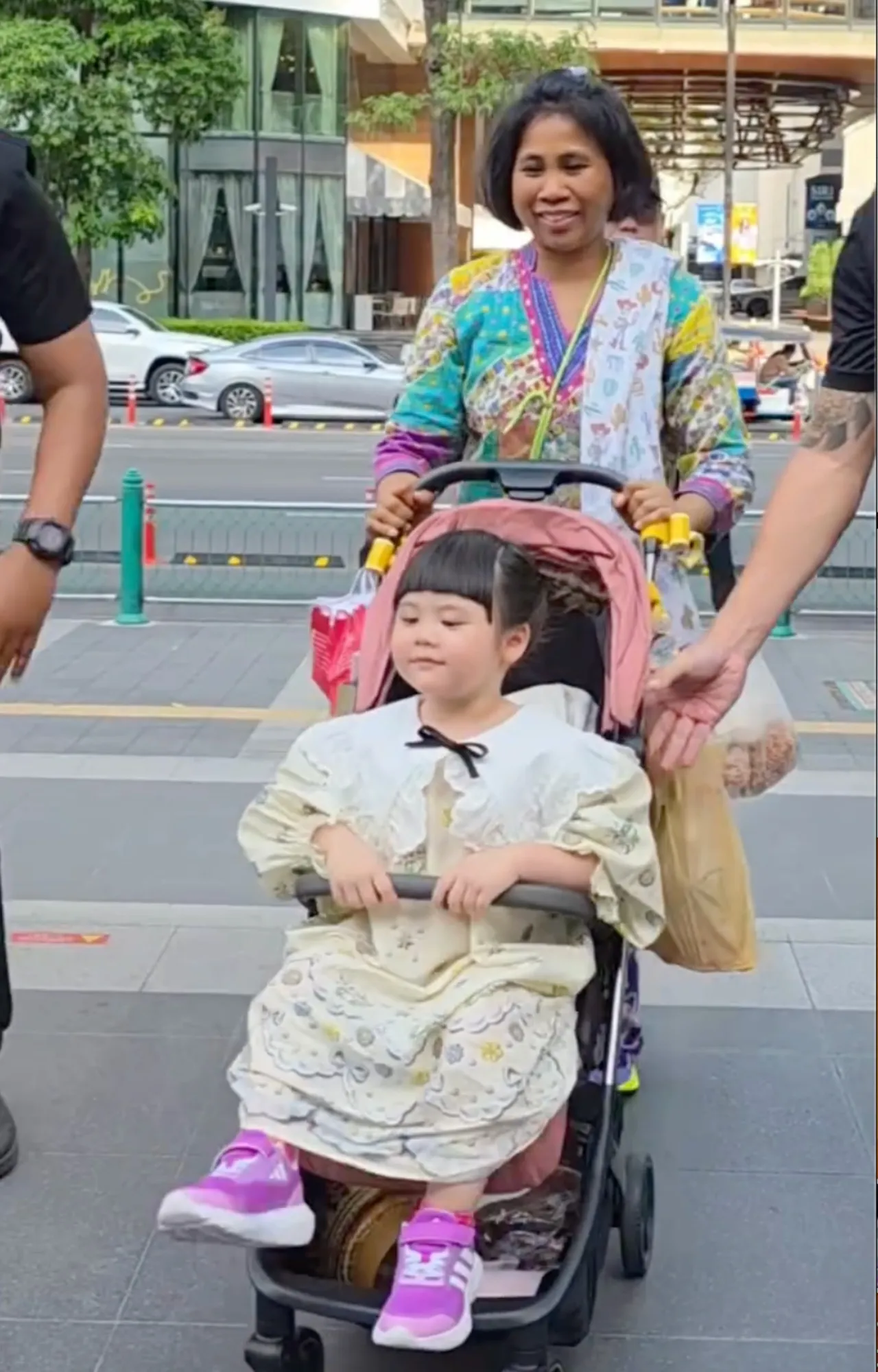 ชาวเน็ตชื่นชมมารยาท แอบิเกล ลูกแม่ชมพู่ ไหว้สวยขอบคุณพี่การ์ดที่ช่วยดูแล 