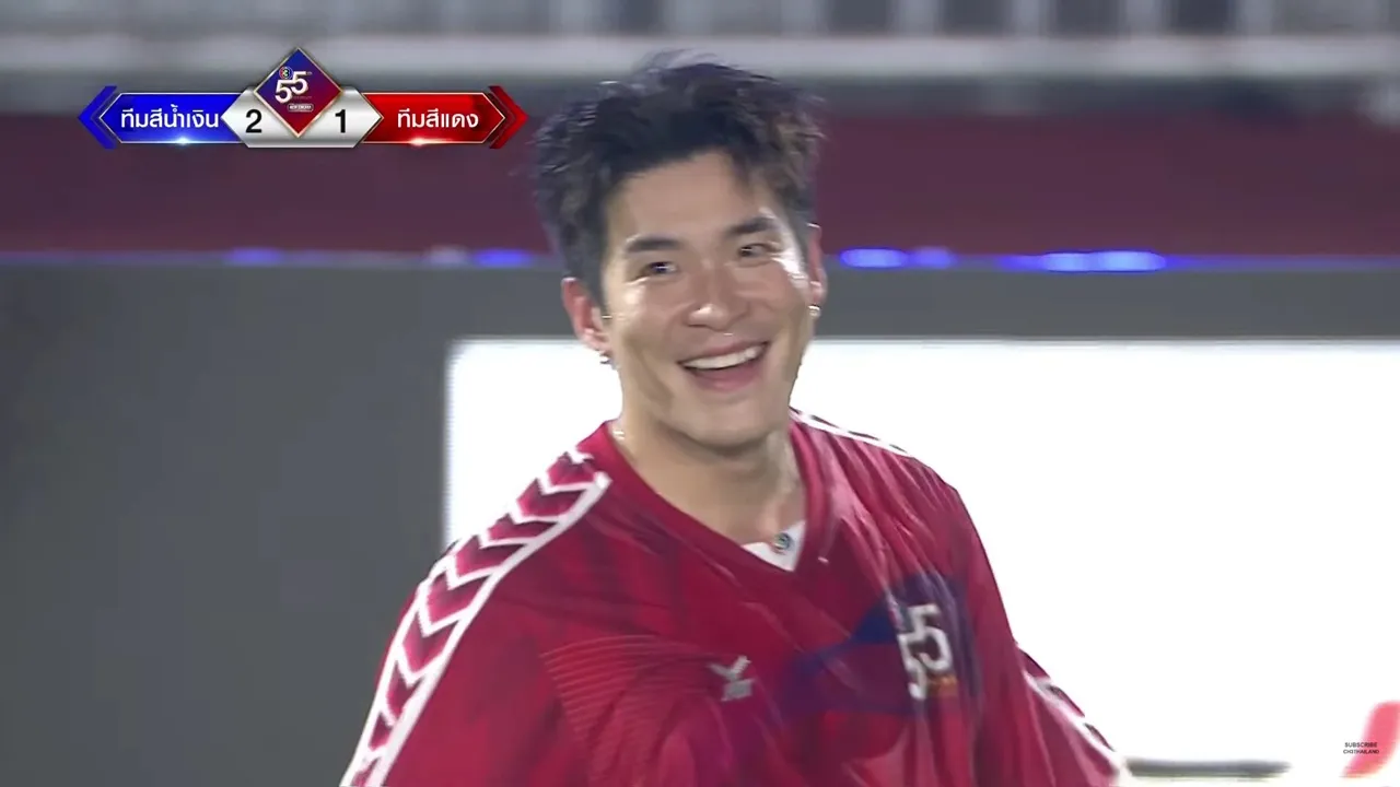 รวมช็อตความหวาน อาเล็ก-โบว์ กลางสนามฟุตบอลช่อง 3 ยกให้คู่นี้เป็น MVP ไปเลย