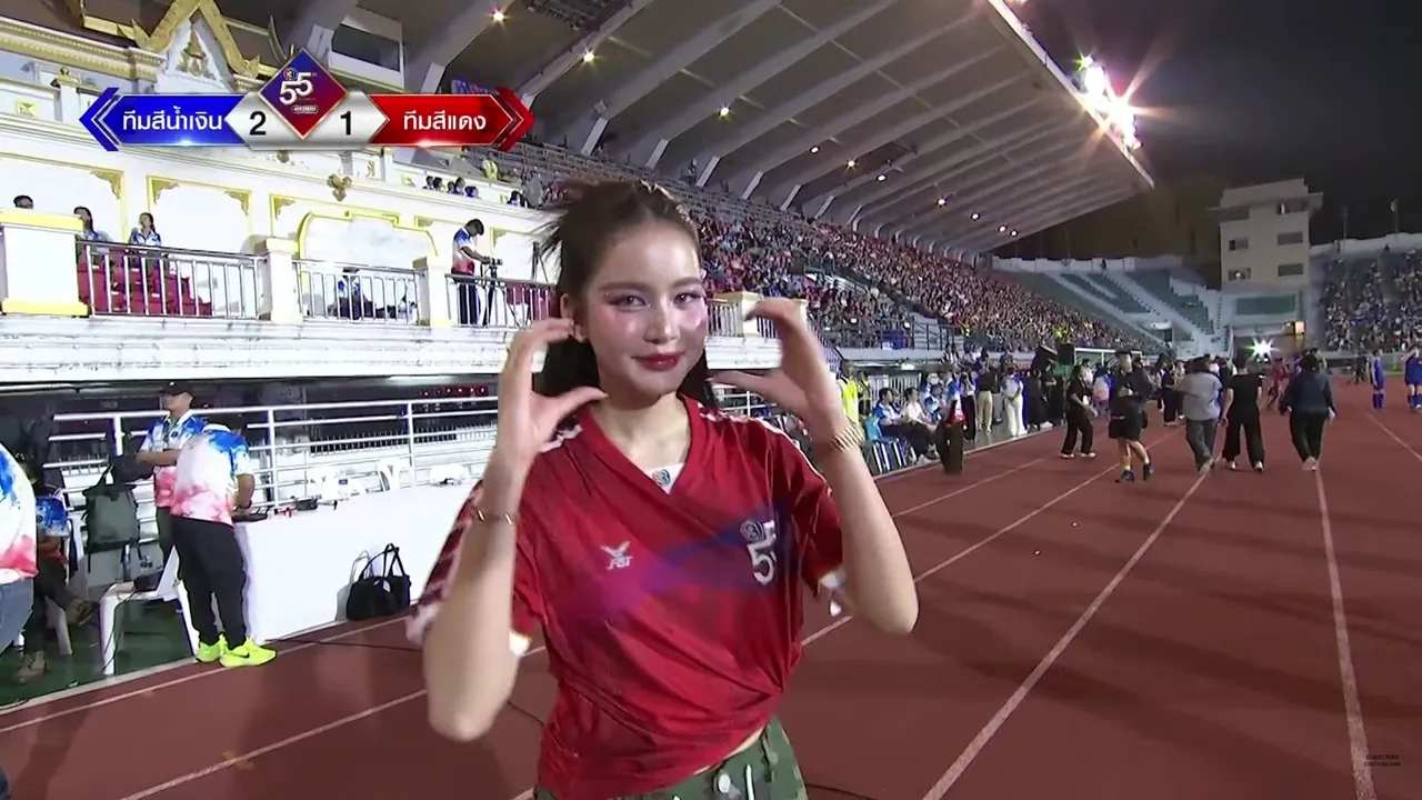 รวมช็อตความหวาน อาเล็ก-โบว์ กลางสนามฟุตบอลช่อง 3 ยกให้คู่นี้เป็น MVP ไปเลย