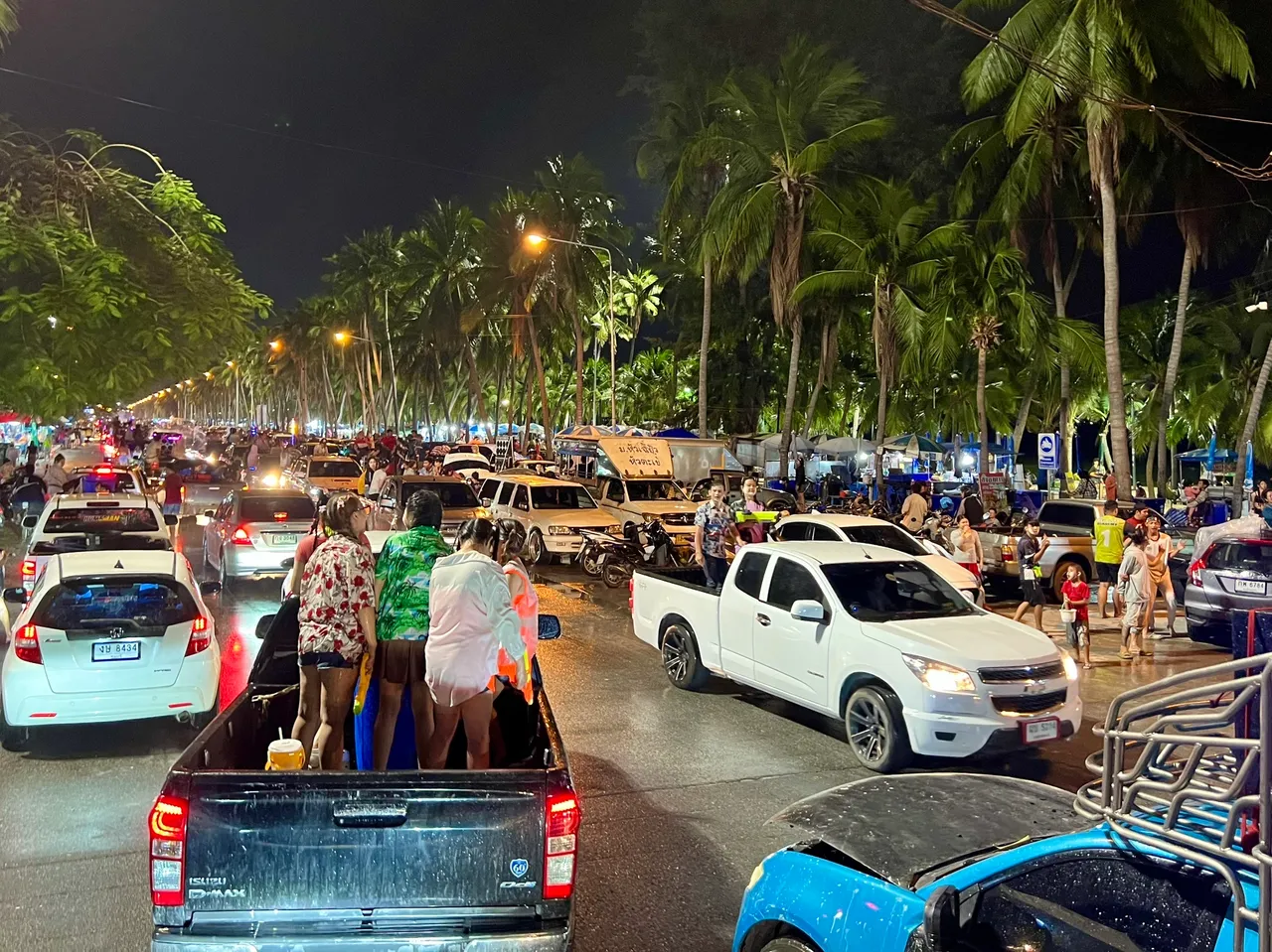 เปิดท้ายกระบะ แห่เล่นน้ำสงกรานต์ริมหาดบางแสน 