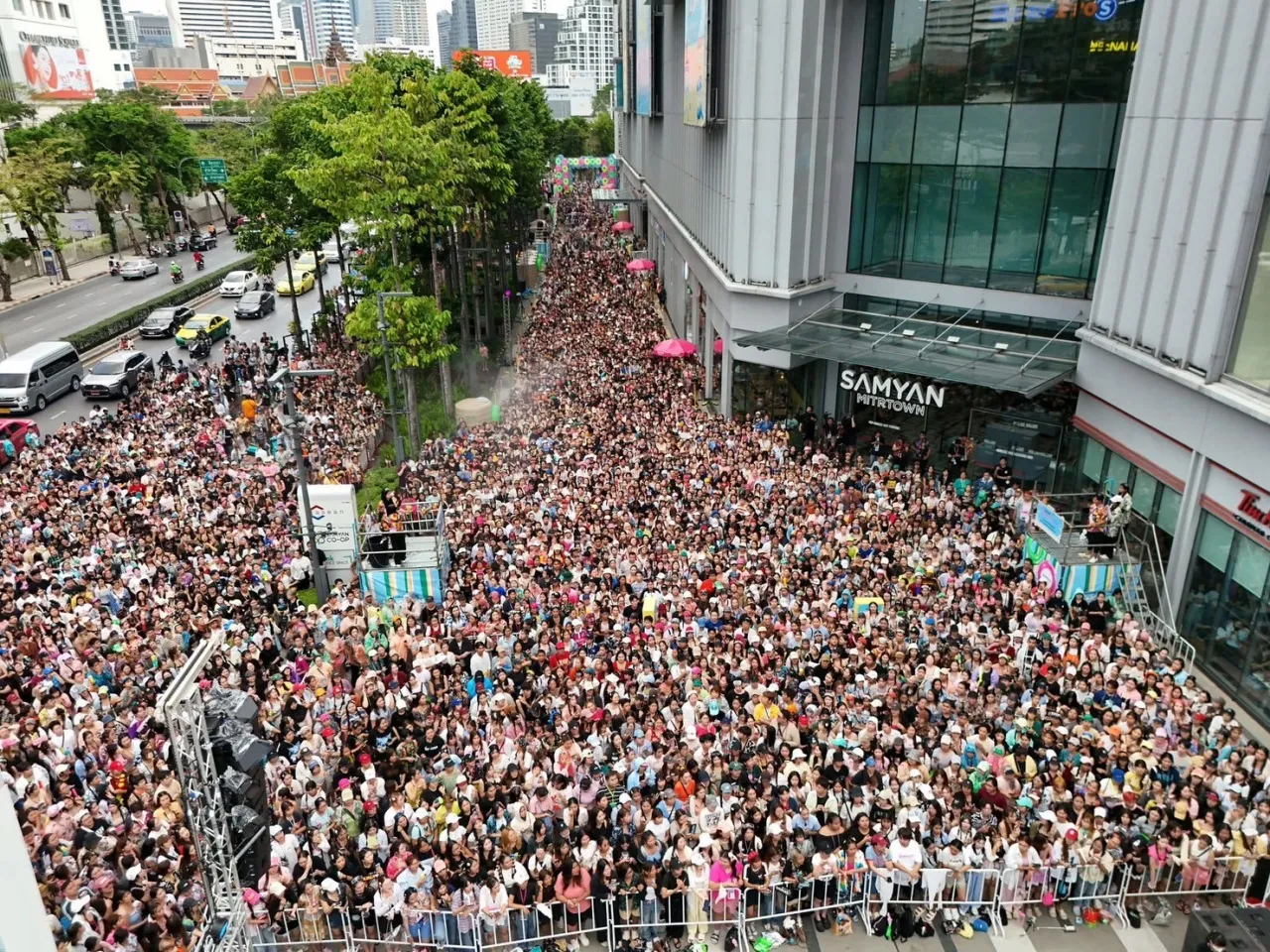 มันส์สุดขีดกับฟรีคอนเสิร์ตจากศิลปินดังตลอด 3 วัน ปักหมุดแลนด์มาร์กสงกรานต์ เปียกฉ่ำลืมร้อน 