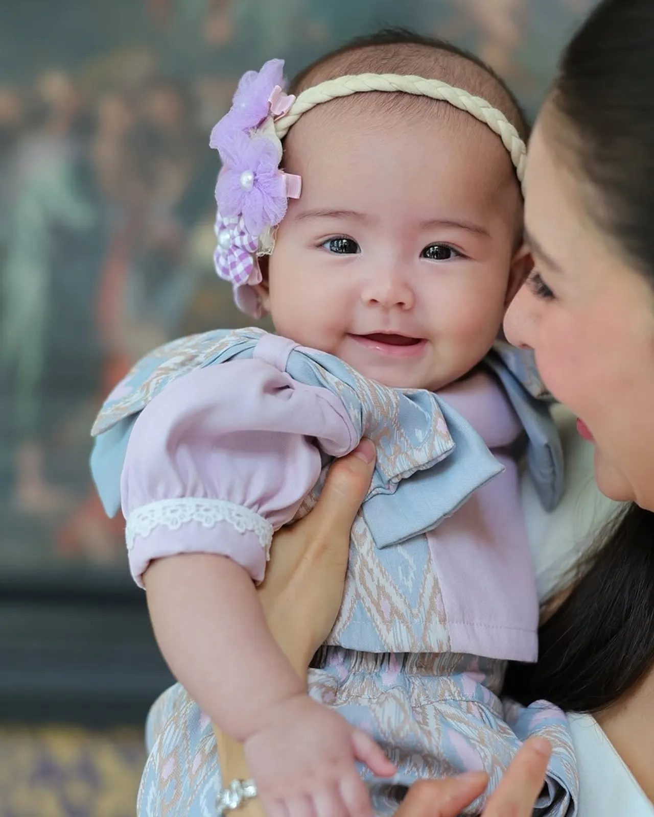 ศรีริต้า-กรณ์ ถ่ายภาพครอบครัววันสงกรานต์ น้องเรเน่ ยิ้มตาแป๋ว น่ารักมาก