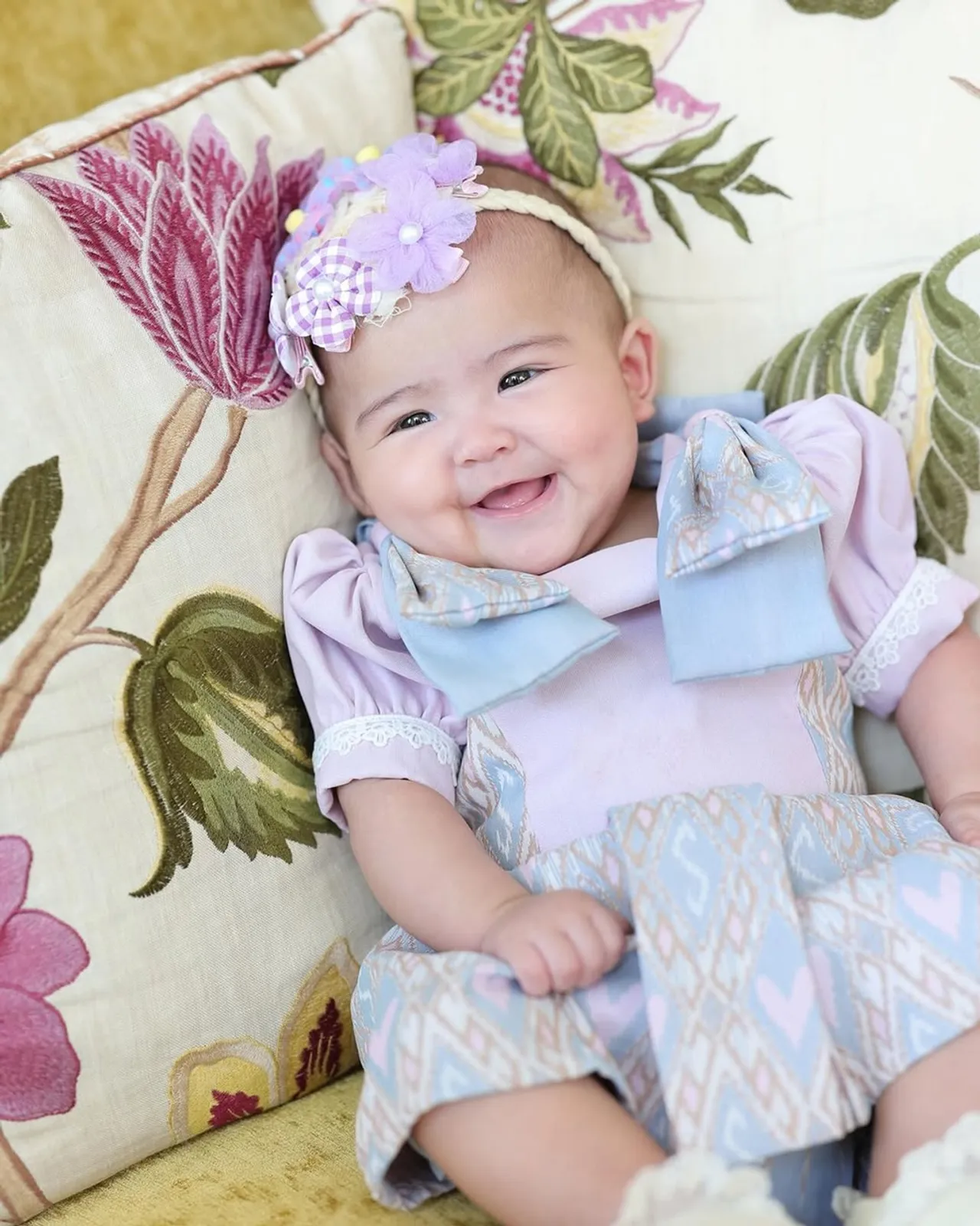 ศรีริต้า-กรณ์ ถ่ายภาพครอบครัววันสงกรานต์ น้องเรเน่ ยิ้มตาแป๋ว น่ารักมาก