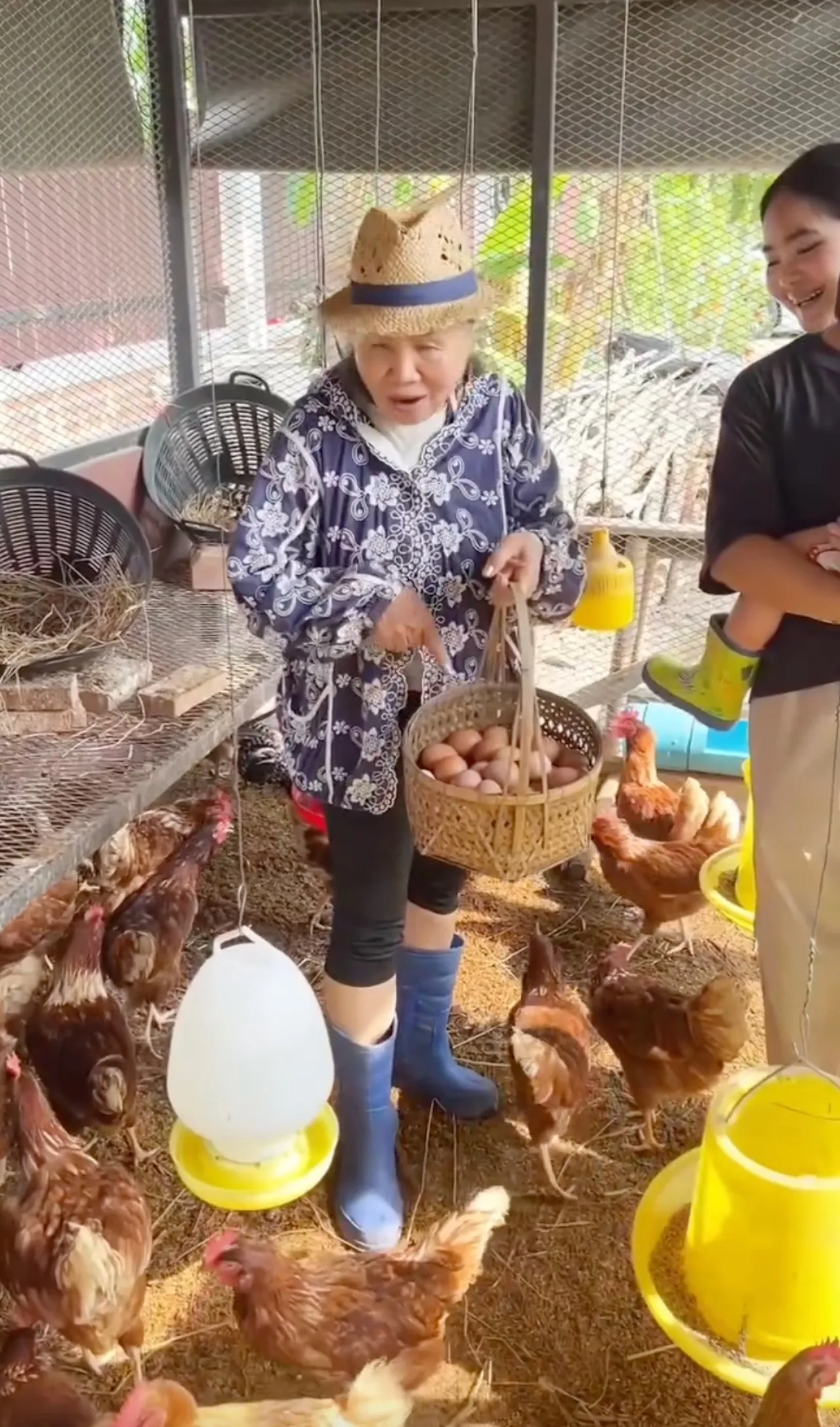 เปิดสวนคุณยายเจ๊เกล ชมพู่ อารยา พาลูกๆ ใช้ชีวิตบ้านๆ เก็บไข่ เก็บผักมาทำกิน