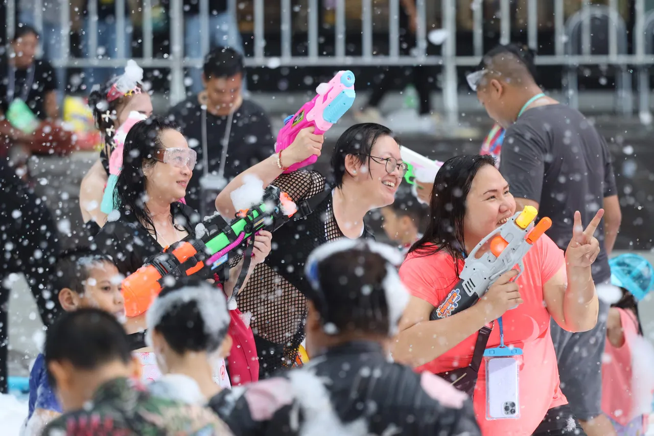 PROXIE บอยแบนด์ตัวท็อปแห่งวงการ T-Pop พาเริ่มต้นความสนุกต้อนรับสงกรานต์