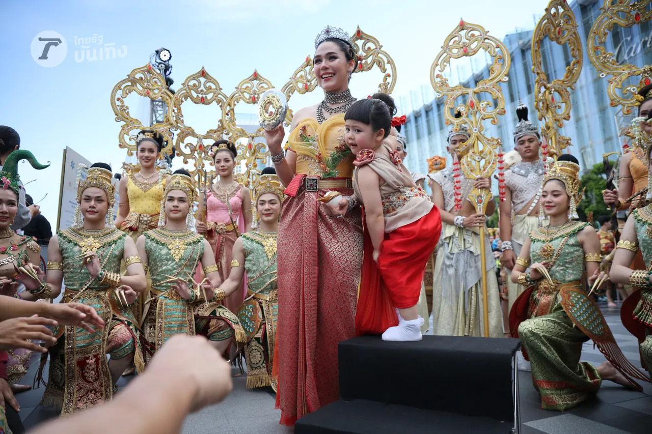 ชมพู่ อารยา แปลงโฉมเป็นนางสงกรานต์ ควงคู่ แอบิเกล สวมเครื่องประดับโบราณ 125 ล้าน