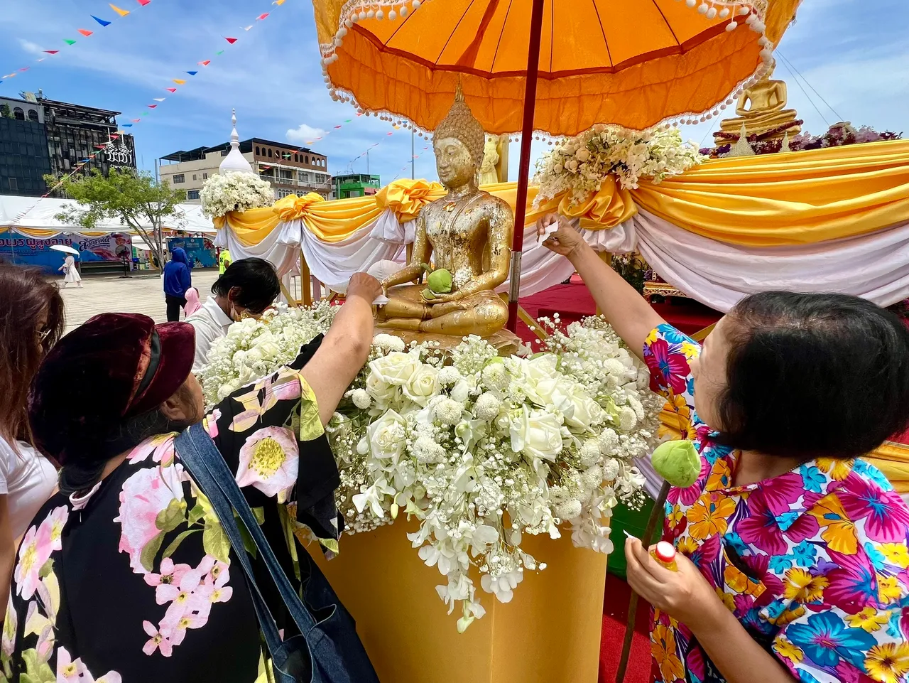 สงกรานต์ ประชาชนร่วมสักการะ “พระพุทธสิหิงค์” ขอพรสรงน้ำพระ