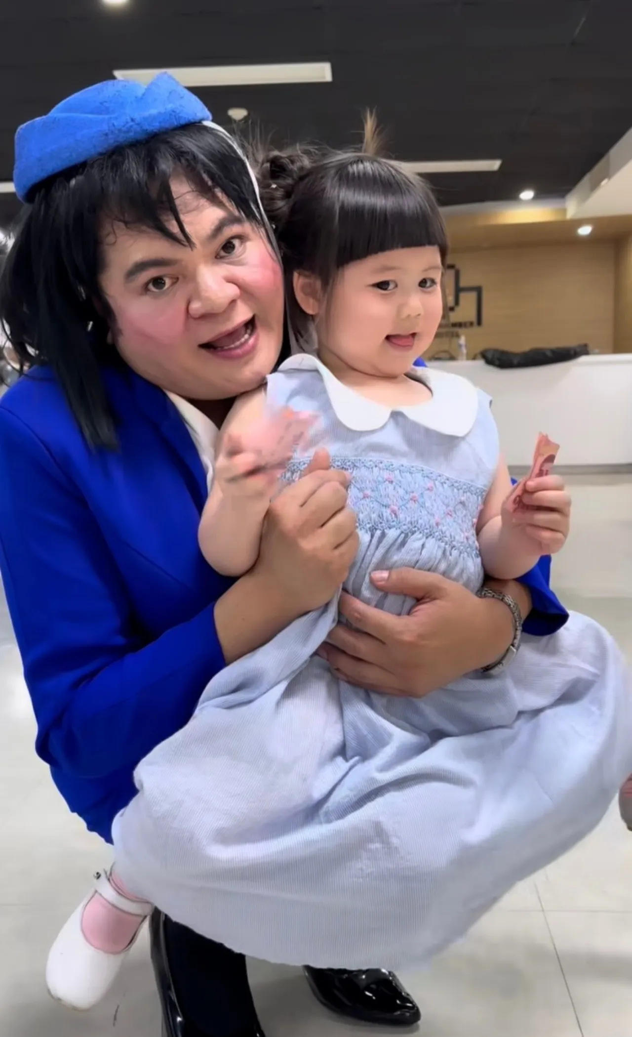 น่าเอ็นดู แอบิเกล วงศ์เศวต ขึ้นเครื่องกะเทยธรรมแอร์ไลน์ ยกมือไหว้ไม่หยุด (คลิป)