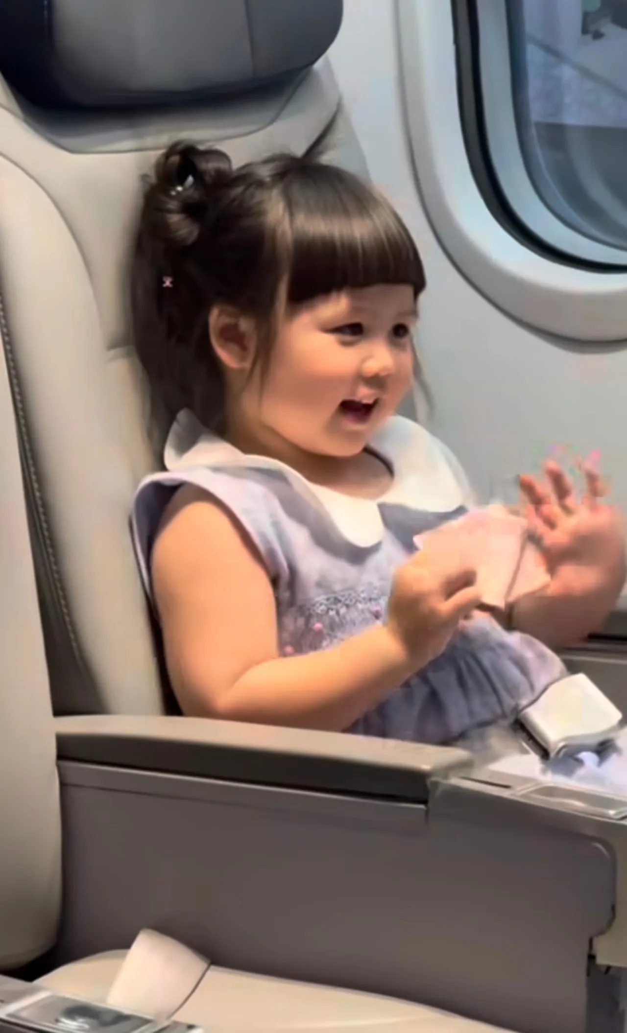 น่าเอ็นดู แอบิเกล วงศ์เศวต ขึ้นเครื่องกะเทยธรรมแอร์ไลน์ ยกมือไหว้ไม่หยุด (คลิป)