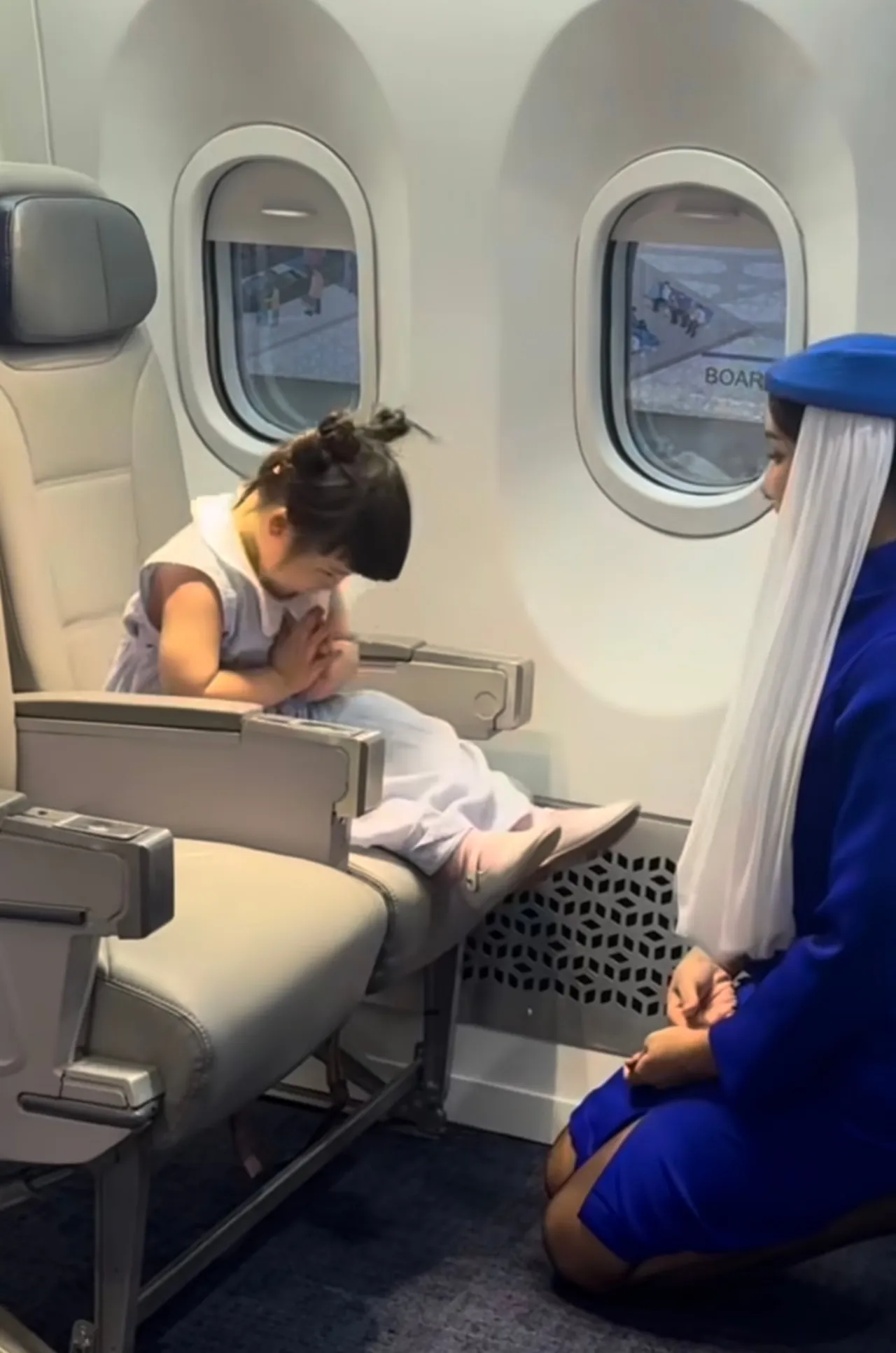 น่าเอ็นดู แอบิเกล วงศ์เศวต ขึ้นเครื่องกะเทยธรรมแอร์ไลน์ ยกมือไหว้ไม่หยุด (คลิป)