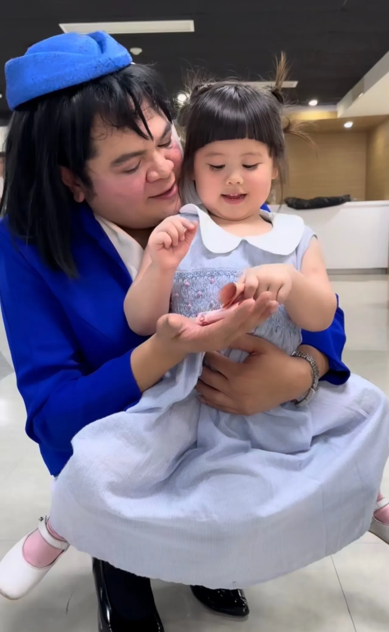 น่าเอ็นดู แอบิเกล วงศ์เศวต ขึ้นเครื่องกะเทยธรรมแอร์ไลน์ ยกมือไหว้ไม่หยุด (คลิป)