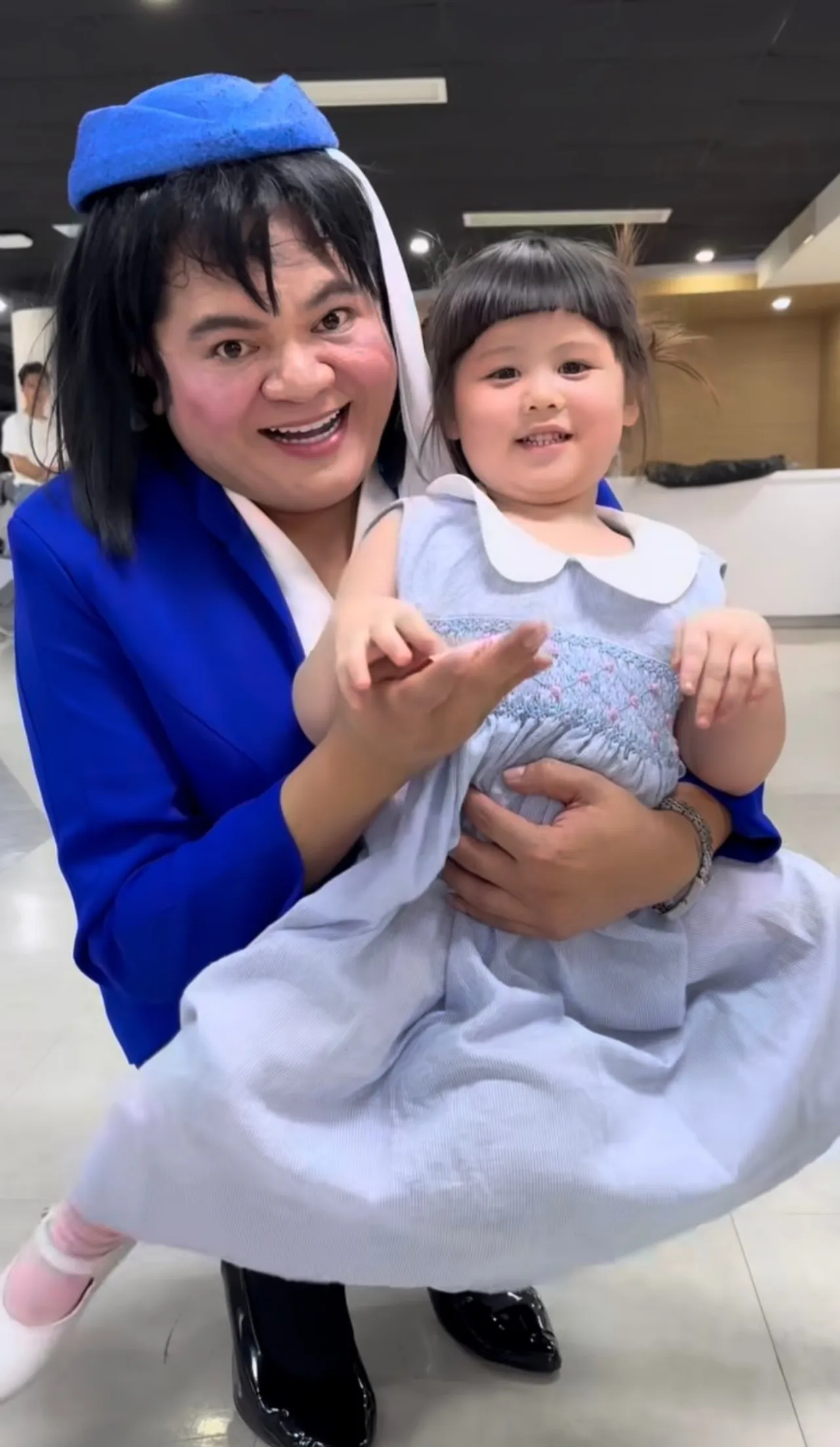 น่าเอ็นดู แอบิเกล วงศ์เศวต ขึ้นเครื่องกะเทยธรรมแอร์ไลน์ ยกมือไหว้ไม่หยุด (คลิป)