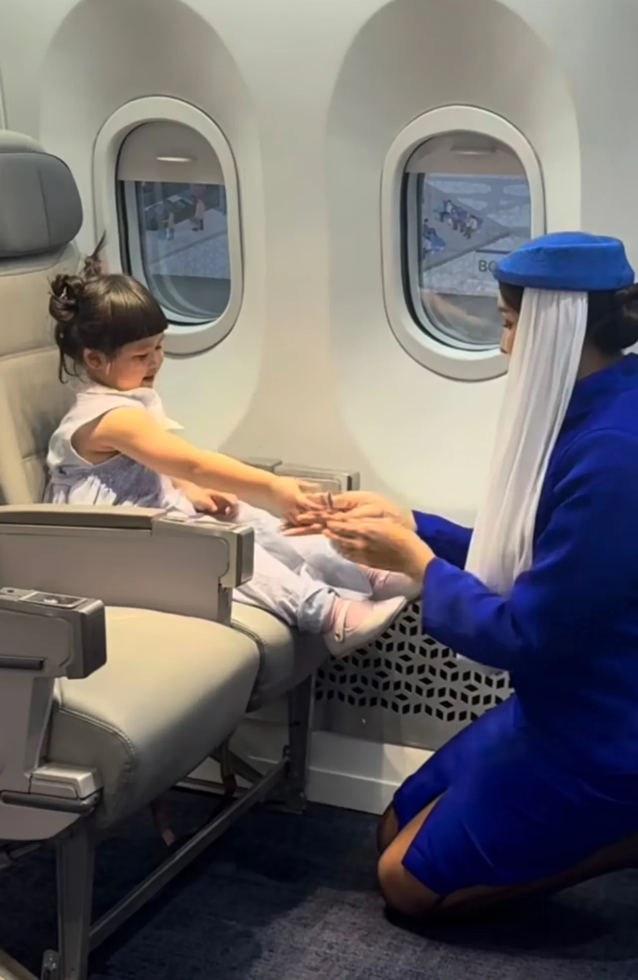 น่าเอ็นดู แอบิเกล วงศ์เศวต ขึ้นเครื่องกะเทยธรรมแอร์ไลน์ ยกมือไหว้ไม่หยุด (คลิป)