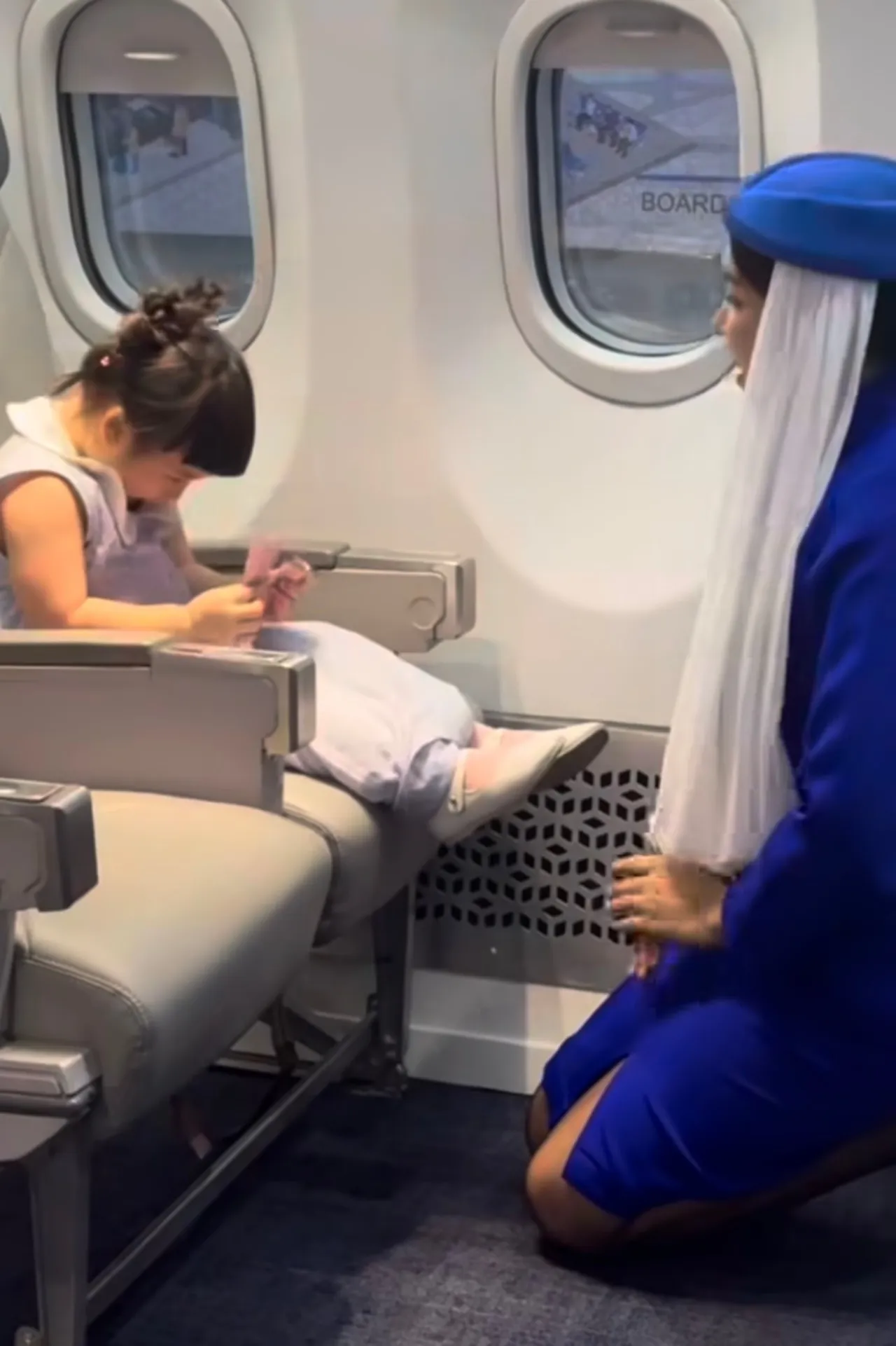 น่าเอ็นดู แอบิเกล วงศ์เศวต ขึ้นเครื่องกะเทยธรรมแอร์ไลน์ ยกมือไหว้ไม่หยุด (คลิป)