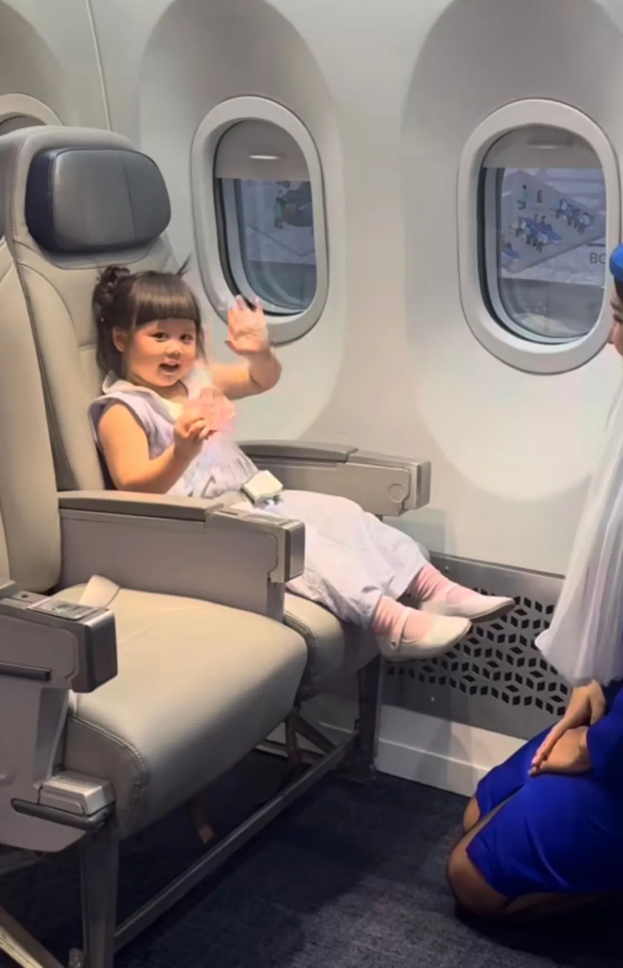 น่าเอ็นดู แอบิเกล วงศ์เศวต ขึ้นเครื่องกะเทยธรรมแอร์ไลน์ ยกมือไหว้ไม่หยุด (คลิป)