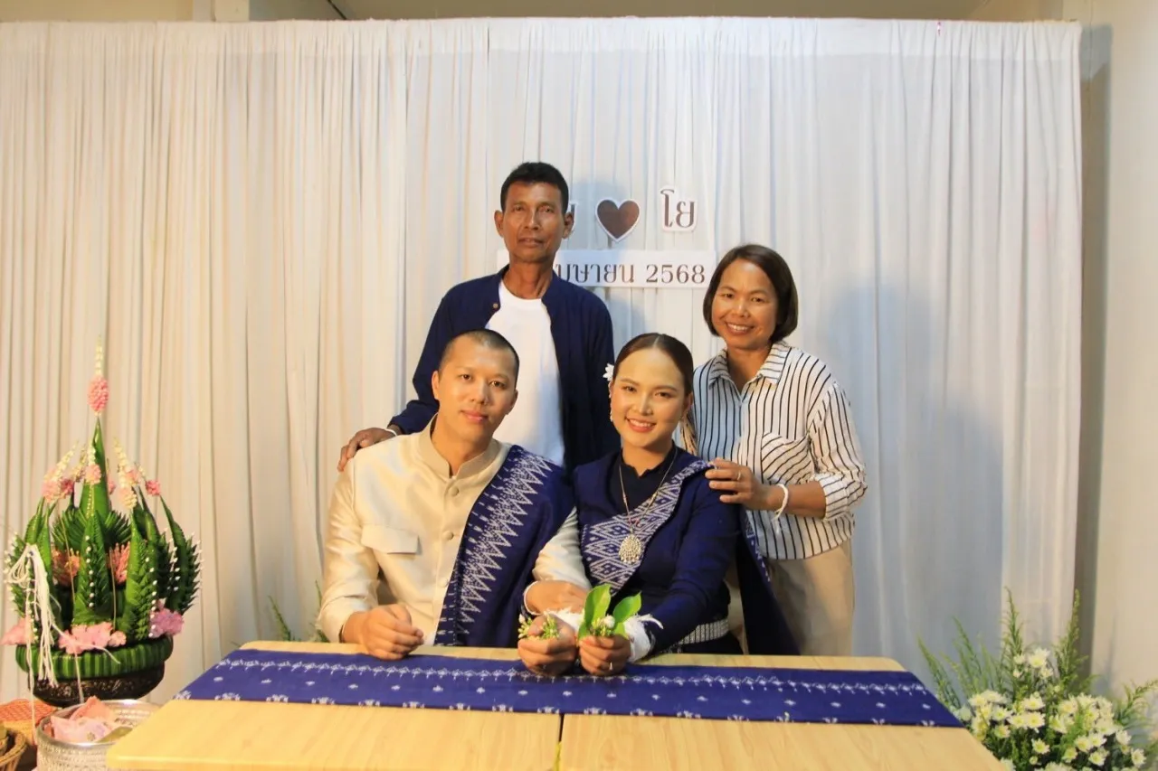 คนร่วมยินดี เอิ้นขวัญ วรัญญา นักร้องลูกทุ่ง 100 ล้านวิว เข้าพิธีหมั้นเรียบง่าย