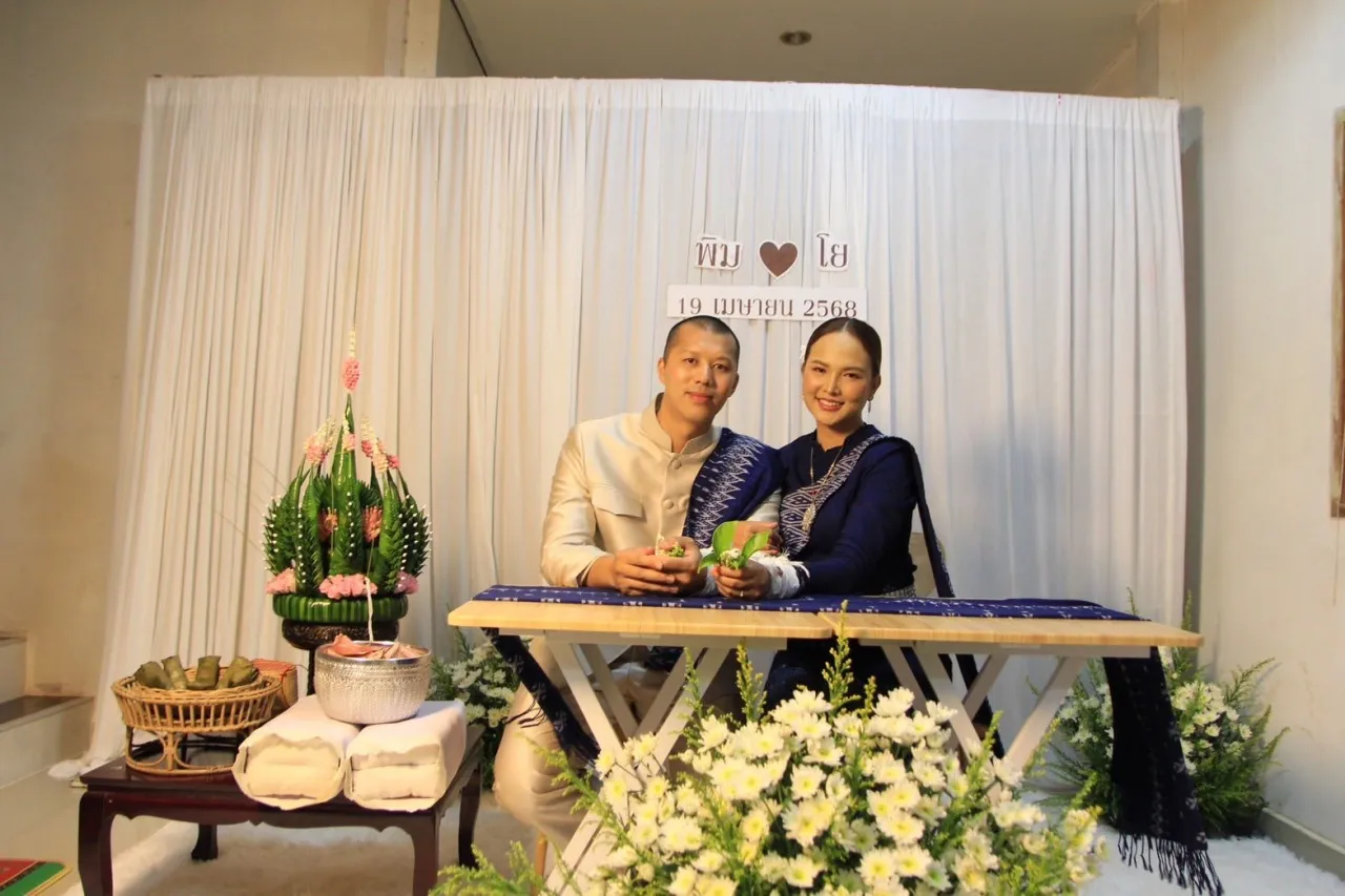 คนร่วมยินดี เอิ้นขวัญ วรัญญา นักร้องลูกทุ่ง 100 ล้านวิว เข้าพิธีหมั้นเรียบง่าย