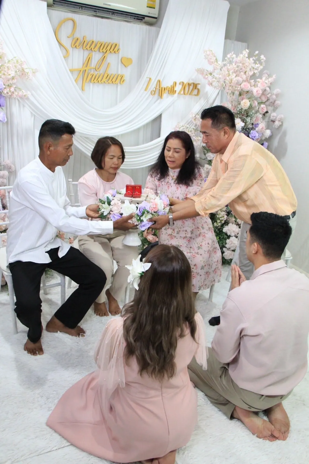 คนร่วมยินดี เอิ้นขวัญ วรัญญา นักร้องลูกทุ่ง 100 ล้านวิว เข้าพิธีหมั้นเรียบง่าย