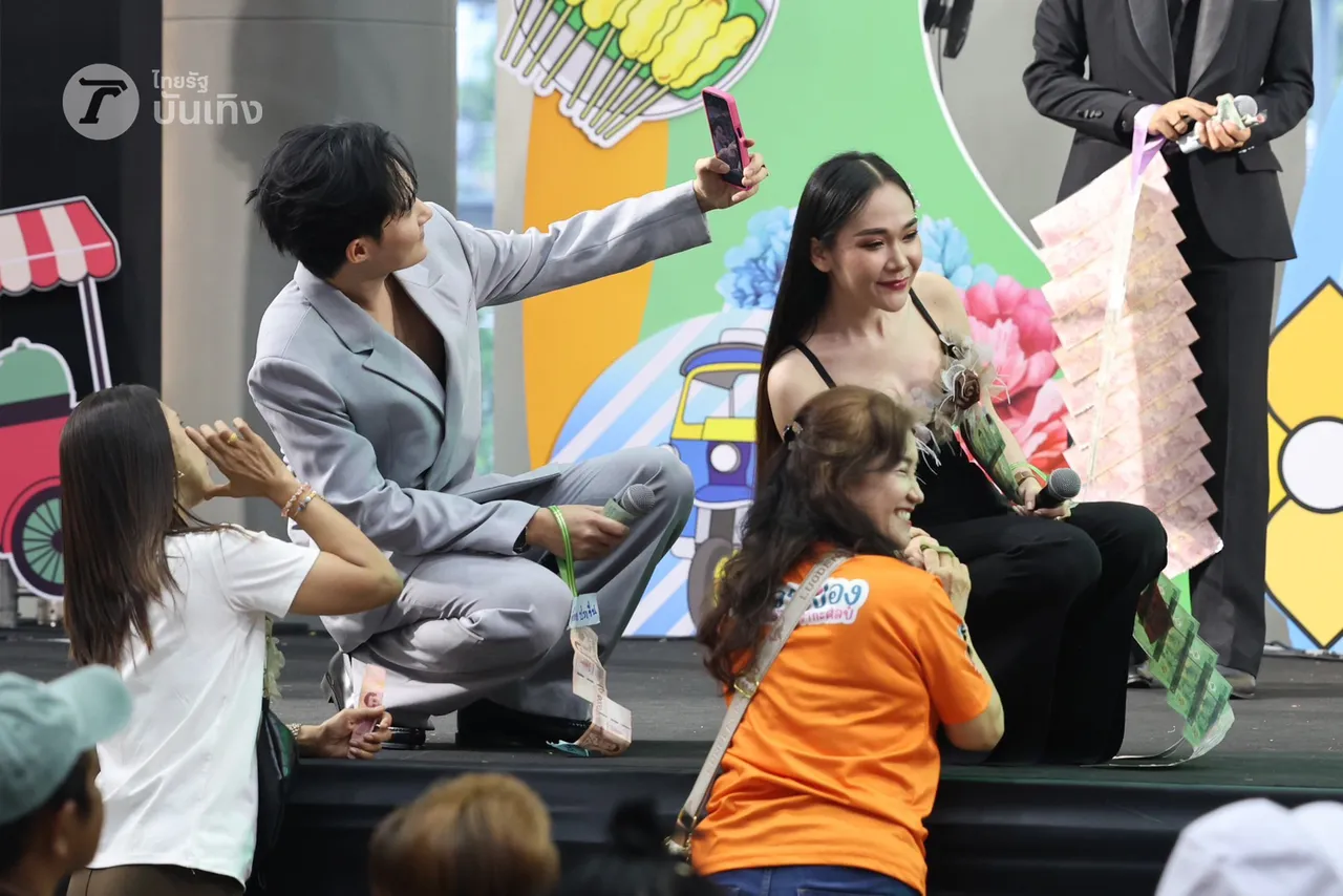 ระเบียบวาทะศิลป์ ยกทัพมามอบความสนุกสุดฟินให้แฟนๆ ในมินิคอนเสิร์ตที่งานไทยรัฐแฟร์