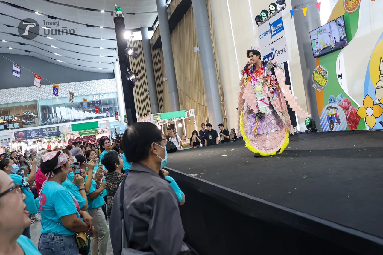  เพชร คฑาวุธ เสิร์ฟความสนุก เหล่าแม่ยกสุดฟิน ลุกขึ้นม่วนจอยหน้าเวที