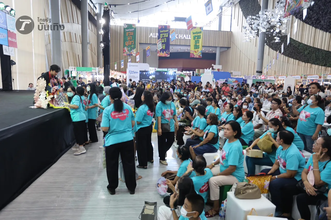  เพชร คฑาวุธ เสิร์ฟความสนุก เหล่าแม่ยกสุดฟิน ลุกขึ้นม่วนจอยหน้าเวที