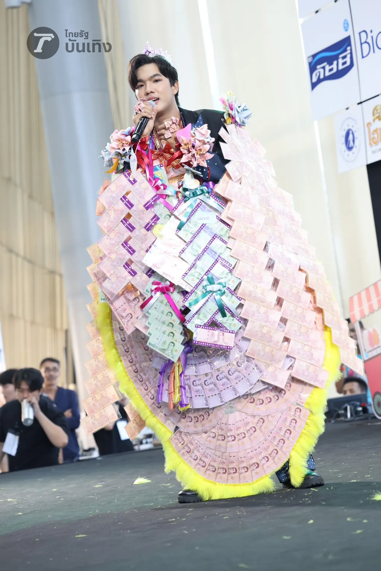  เพชร คฑาวุธ เสิร์ฟความสนุก เหล่าแม่ยกสุดฟิน ลุกขึ้นม่วนจอยหน้าเวที