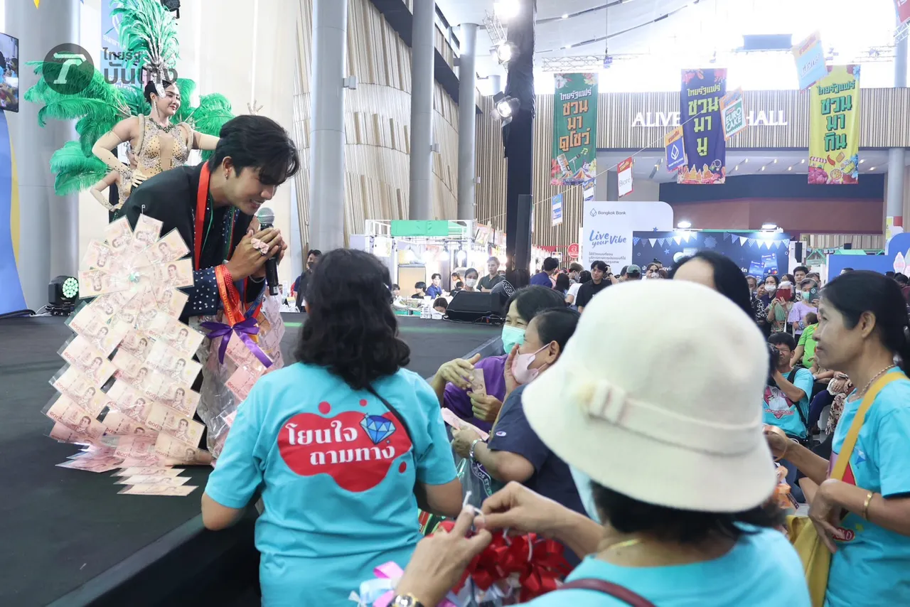  เพชร คฑาวุธ เสิร์ฟความสนุก เหล่าแม่ยกสุดฟิน ลุกขึ้นม่วนจอยหน้าเวที