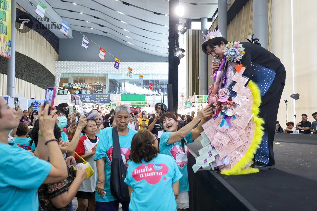  เพชร คฑาวุธ เสิร์ฟความสนุก เหล่าแม่ยกสุดฟิน ลุกขึ้นม่วนจอยหน้าเวที