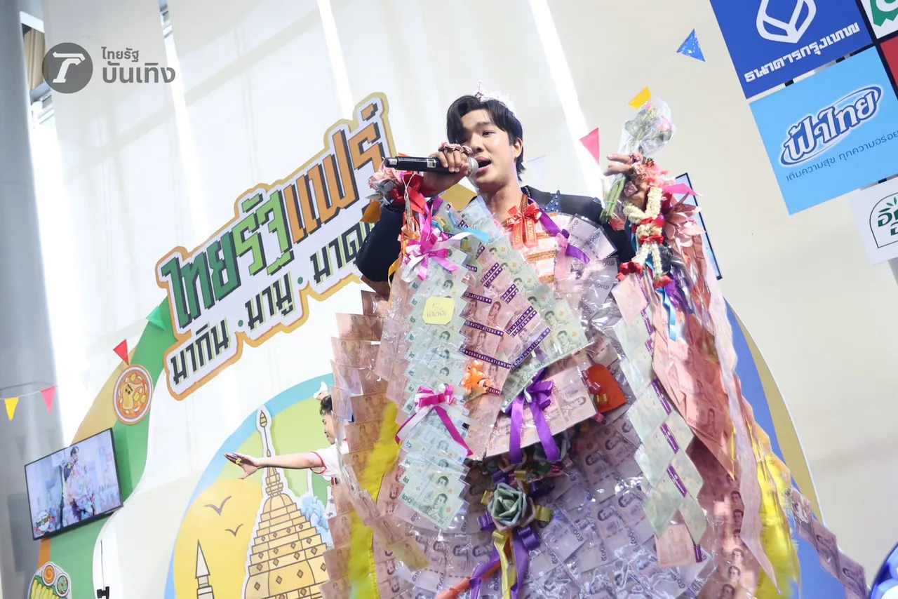  เพชร คฑาวุธ เสิร์ฟความสนุก เหล่าแม่ยกสุดฟิน ลุกขึ้นม่วนจอยหน้าเวที