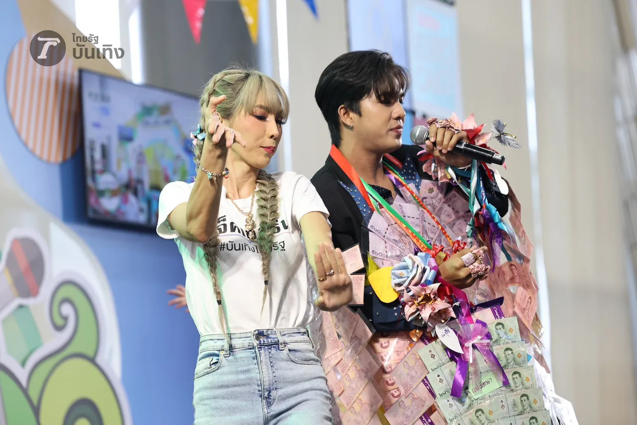  เพชร คฑาวุธ เสิร์ฟความสนุก เหล่าแม่ยกสุดฟิน ลุกขึ้นม่วนจอยหน้าเวที